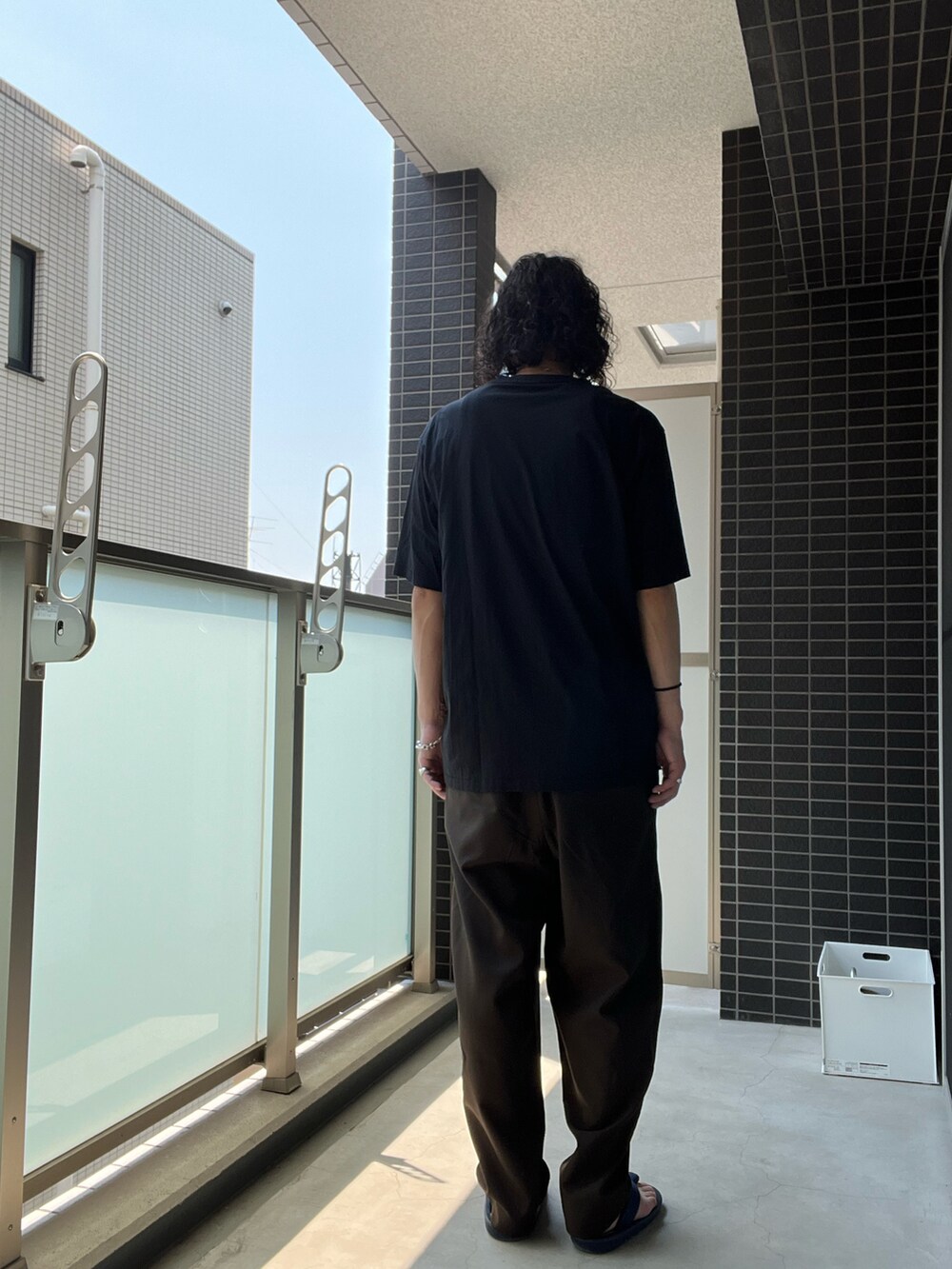 「カジュアルコーデ、オトナカジュアル、Tシャツ、サンダル、テーパードパンツ、めがね、おしゃれさんと繋がりたい」｜「MARNIのアイテム（その他パンツ、ブラウン系）」を使った、ゆーさく（少し再開）さん（メンズ・174cm）の夏コーディネートの3枚目の写真