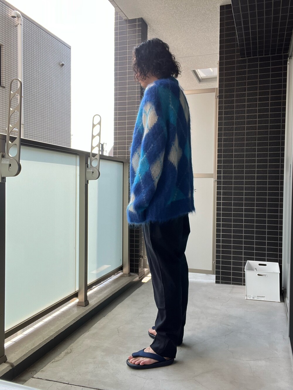 「ニット、大人カジュアル、ラフ、めがね、サンダル、お洒落さんとつながりたい、カーディガン」｜「LANVIN Parisのアイテム（スラックス、ブルー系）」を使った、ゆーさく（少し再開）さん（メンズ・174cm）の夏コーディネートの2枚目の写真