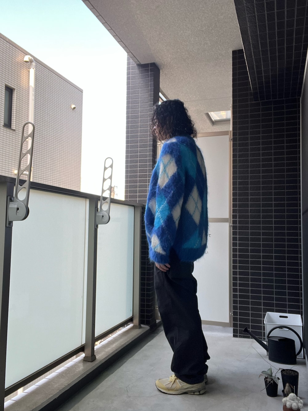 「春服コーデ、カジュアルコーデ、ゆるコーデ、カジュアル、めがね、スニーカー、UNIQLO U、メガネ男子」｜「MARNIのアイテム（カーディガン/ボレロ、ブルー系）」を使った、ゆーさく（少し再開）さん（メンズ・174cm）の春コーディネートの2枚目の写真