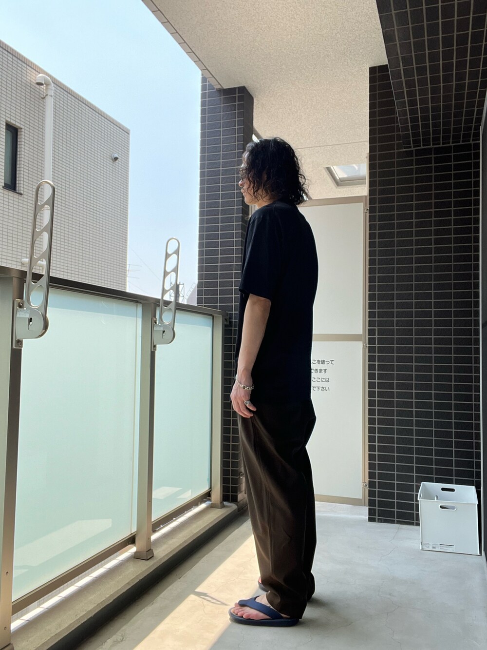 「カジュアルコーデ、オトナカジュアル、Tシャツ、サンダル、テーパードパンツ、めがね、おしゃれさんと繋がりたい」｜「MARNIのアイテム（その他パンツ、ブラウン系）」を使った、ゆーさく（少し再開）さん（メンズ・174cm）の夏コーディネートの2枚目の写真