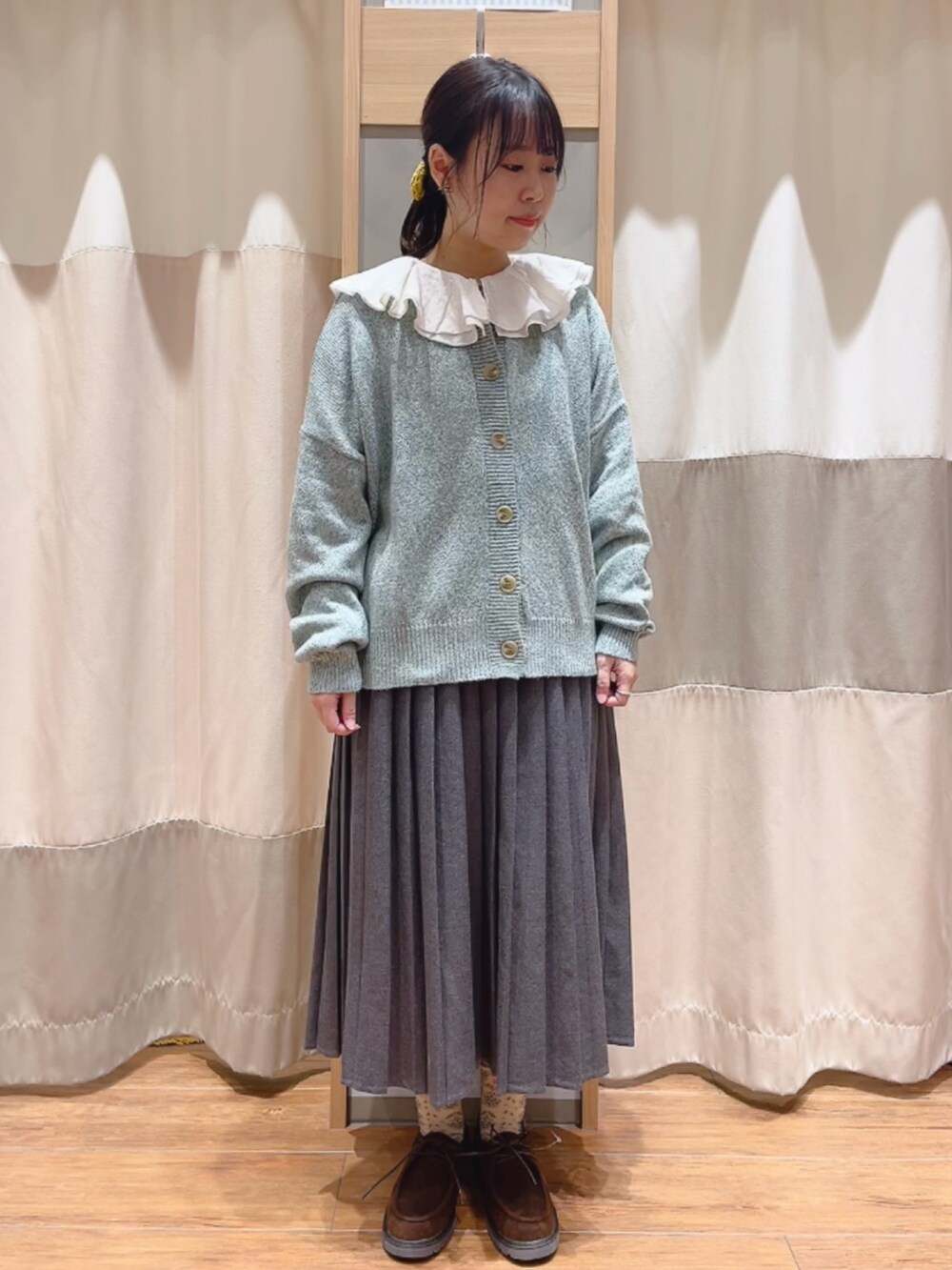 ホワイト系のシャツ/ブラウス、グリーン系のカーディガン/ボレロ、グレー系のその他アウターを着用したレディースの秋コーディネートの2枚目の写真