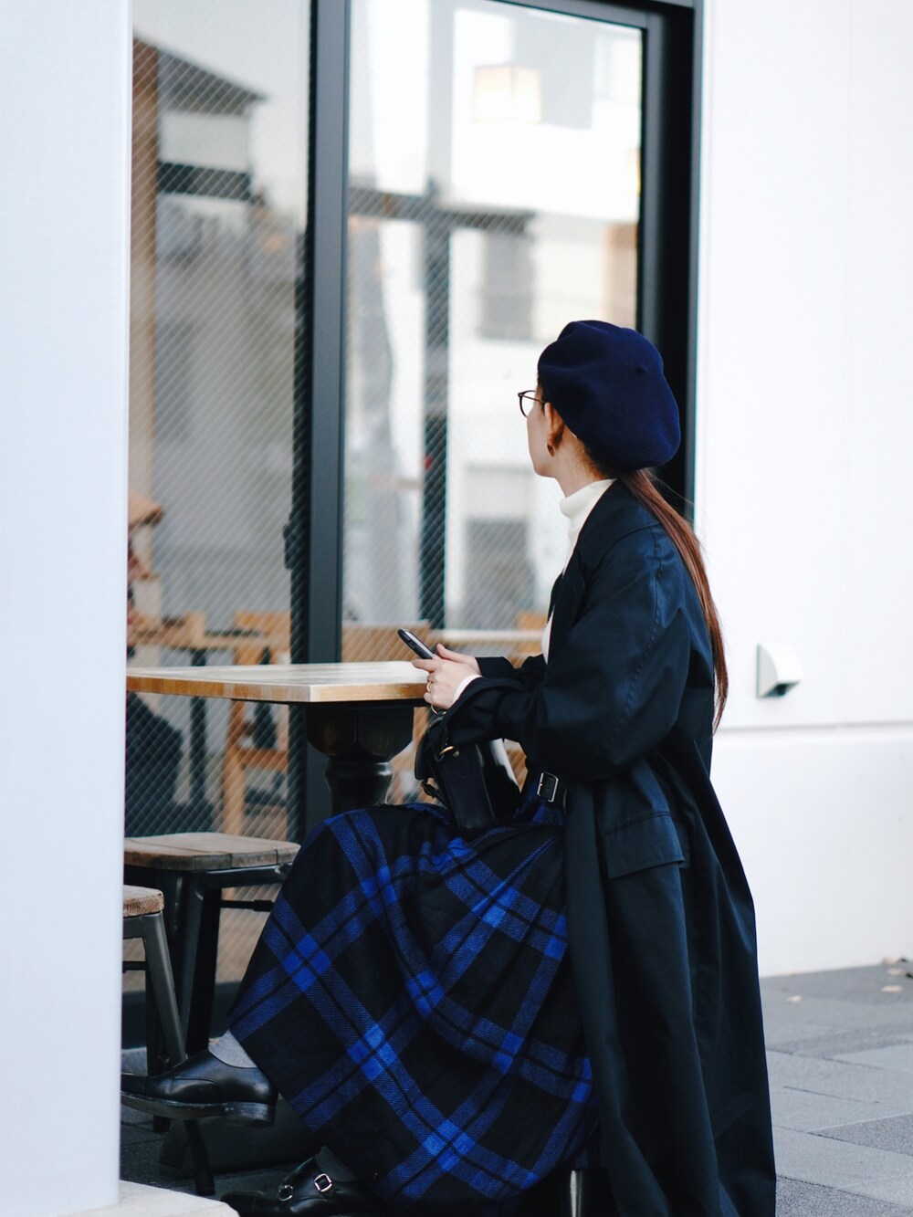 ブルー系のジャケット/アウター、ブルー系のスカート、ブラック系のシューズを着用したレディースの冬コーディネートの4枚目の写真