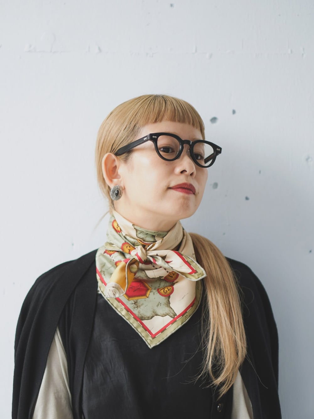 ブラック系のワンピース、ブラック系のカーディガン/ボレロ、ブラック系のブーツを着用したレディースの秋コーディネートの4枚目の写真