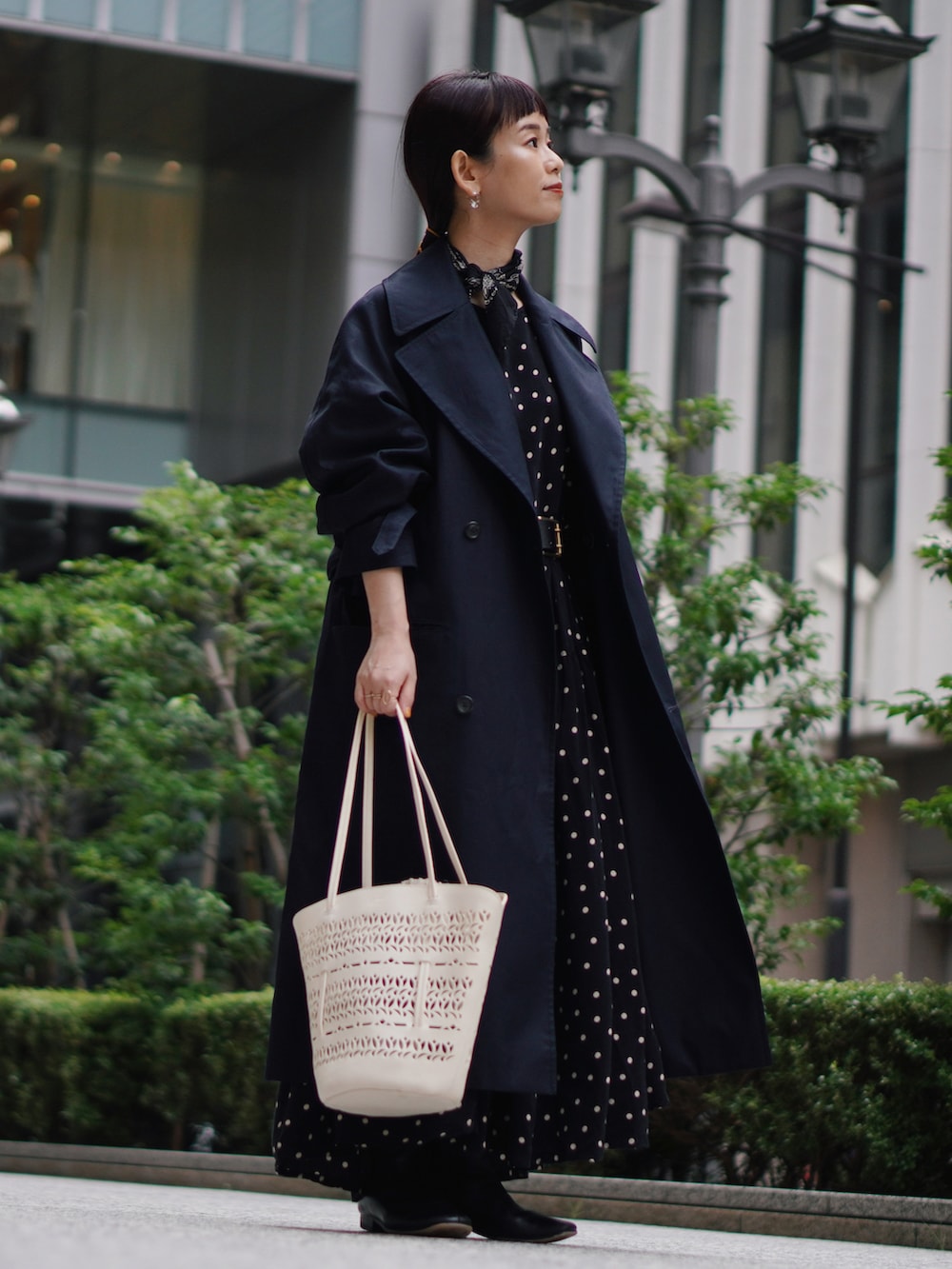 ブルー系のジャケット/アウター、ブラック系のワンピース、ホワイト系のショルダーバッグを着用したレディースの秋コーディネートの2枚目の写真