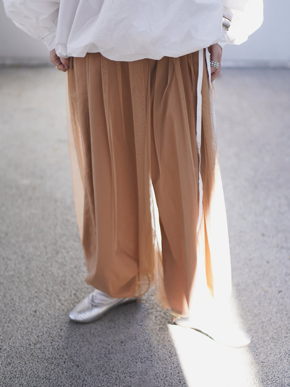 ホワイト系のシャツ/ブラウス、ベージュ系のその他パンツ、シルバー系のバッグを着用したレディースの冬コーディネートの2枚目の写真