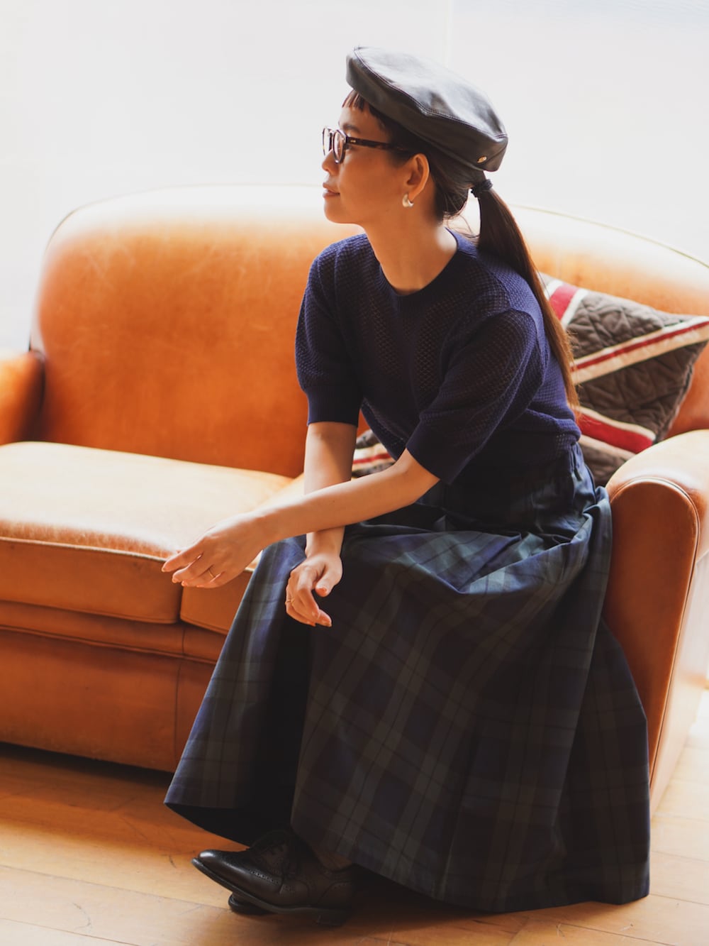 「ゆきふいるむ、youtube、ブリティッシュメイド、グレンロイヤル、サッチェルバッグ、ショルダーバッグ、メガネ女子、春アウター、ブラックウォッチ、チェック、春ニット、サマーニット、レザーバッグ、PR、チェスターコート」｜「GLENROYALのアイテム（ショルダーバッグ、ブルー系）」を使った、yukiさん（レディース・152cm）の春コーディネートの2枚目の写真