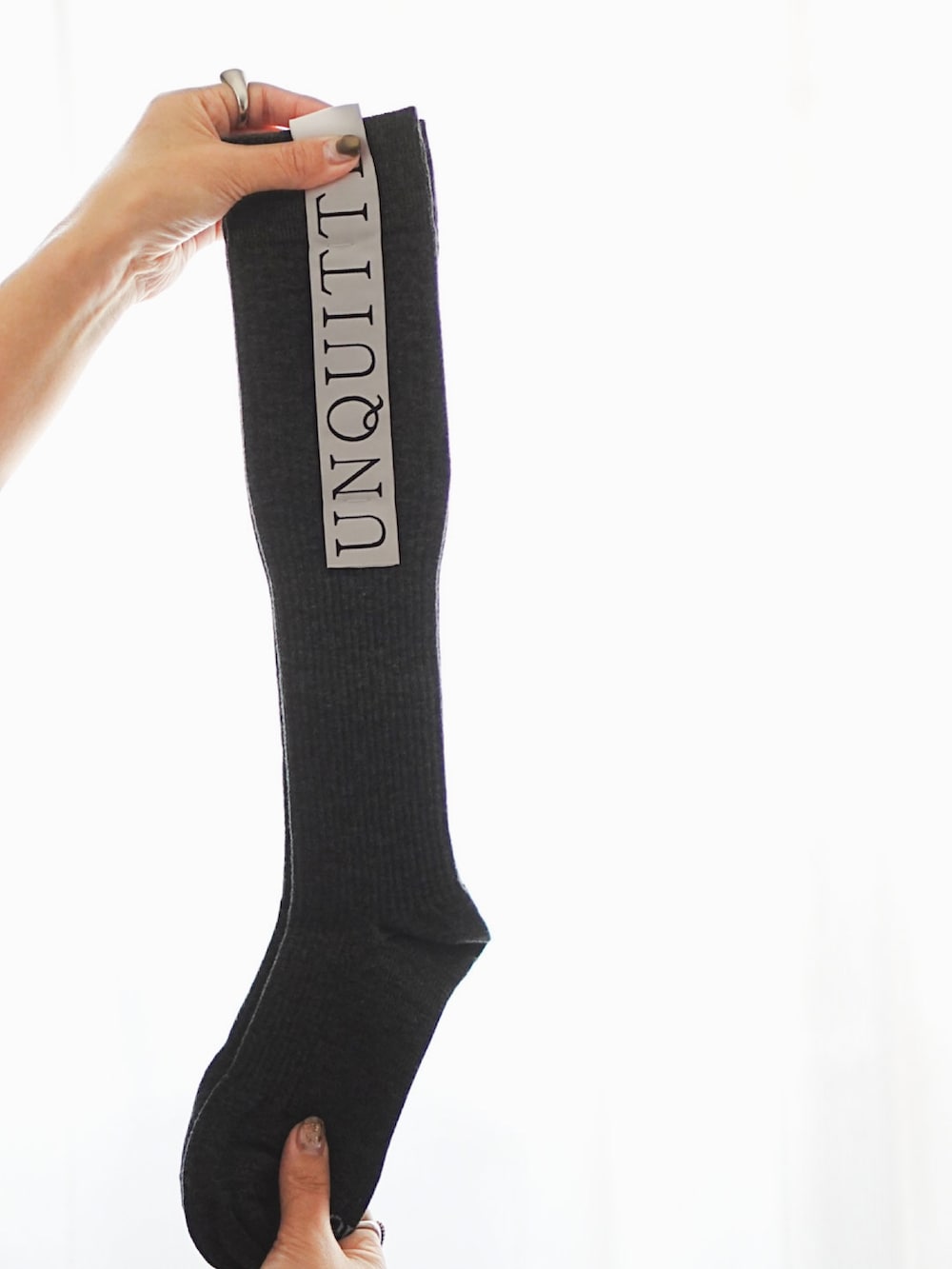 グレー系のその他パンツ、ブラック系のドレスシューズ、ブラウン系のニット/セーターを着用したレディースの冬コーディネートの3枚目の写真