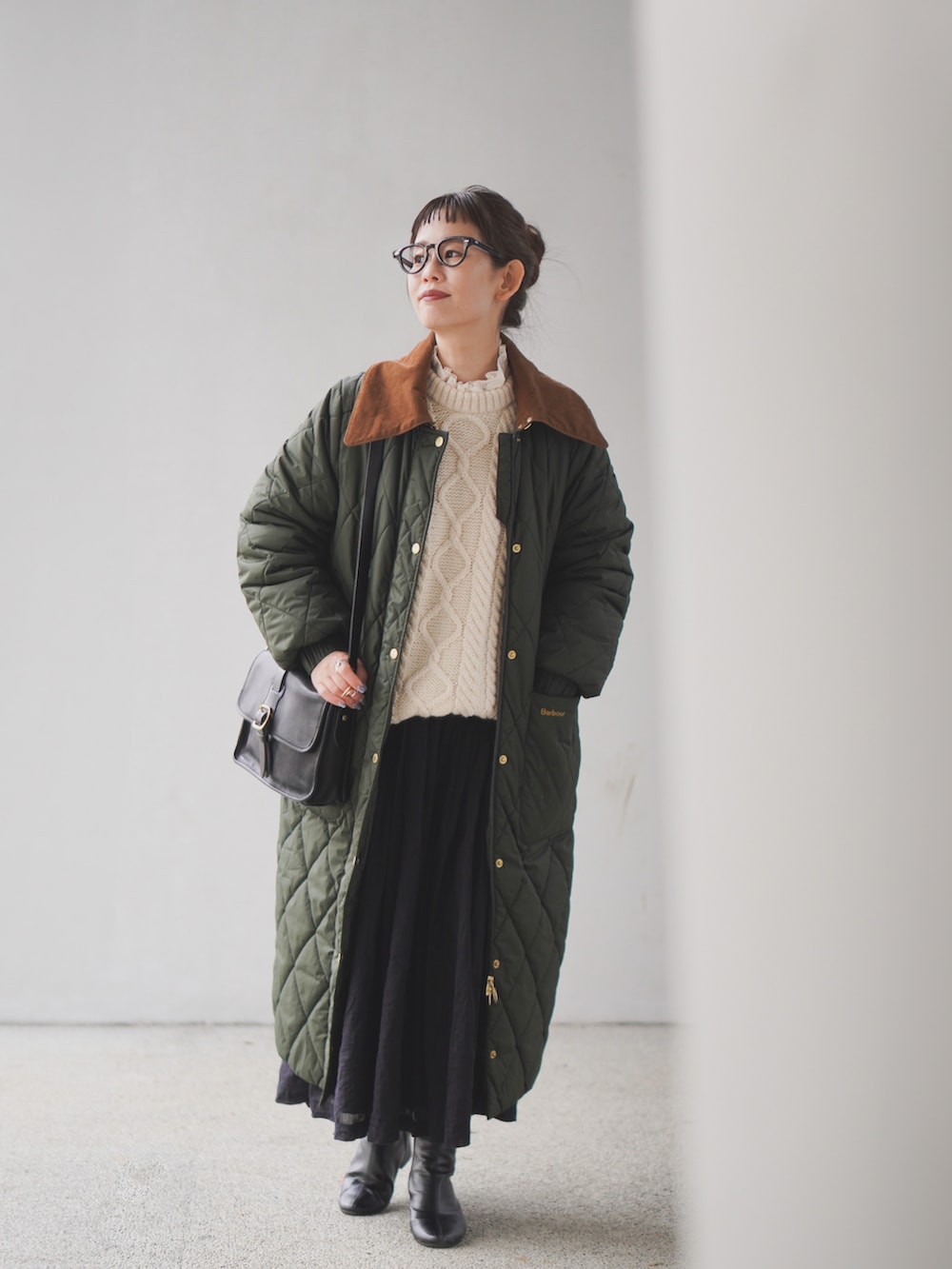 「真冬のあったかスタイル、キルティング、ロングコート、ショートブーツ、レザー、ショルダーバッグ、レースブラウス、バブアー女子、低身長、ガンジーセーター、大人カジュアル、ママコーデ」｜「Barbourの"Re-Engineered / リ エンジニアード" Marsett キルティング コート（ステンカラーコート、グリーン系）」を使った、yukiさん（レディース・152cm）の冬コーディネートの2枚目の写真
