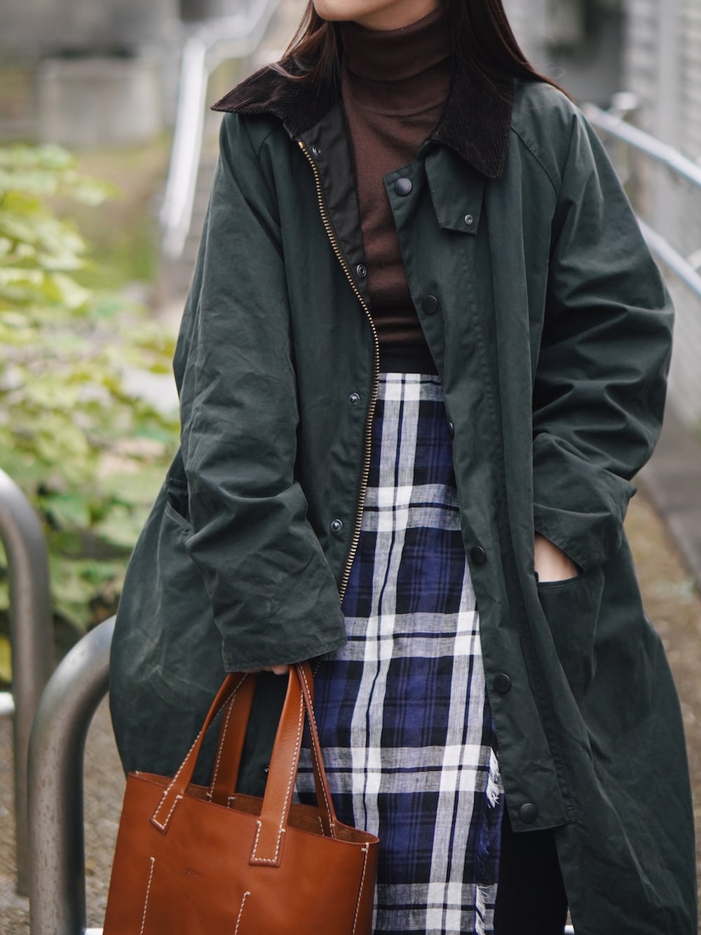 「レザー、バブアー、barbour、レイヤードスタイル、タートルネック、ブルゾン、秋ルック紹介するよ、カチューシャ、革靴、トートバッグ、genten、チェックスカート、オニールオブダブリン、ほめられ本命コーデ」｜「Barbourのアイテム（ジャケット/アウター、グリーン系）」を使った、yukiさん（レディース・152cm）の秋コーディネートの3枚目の写真