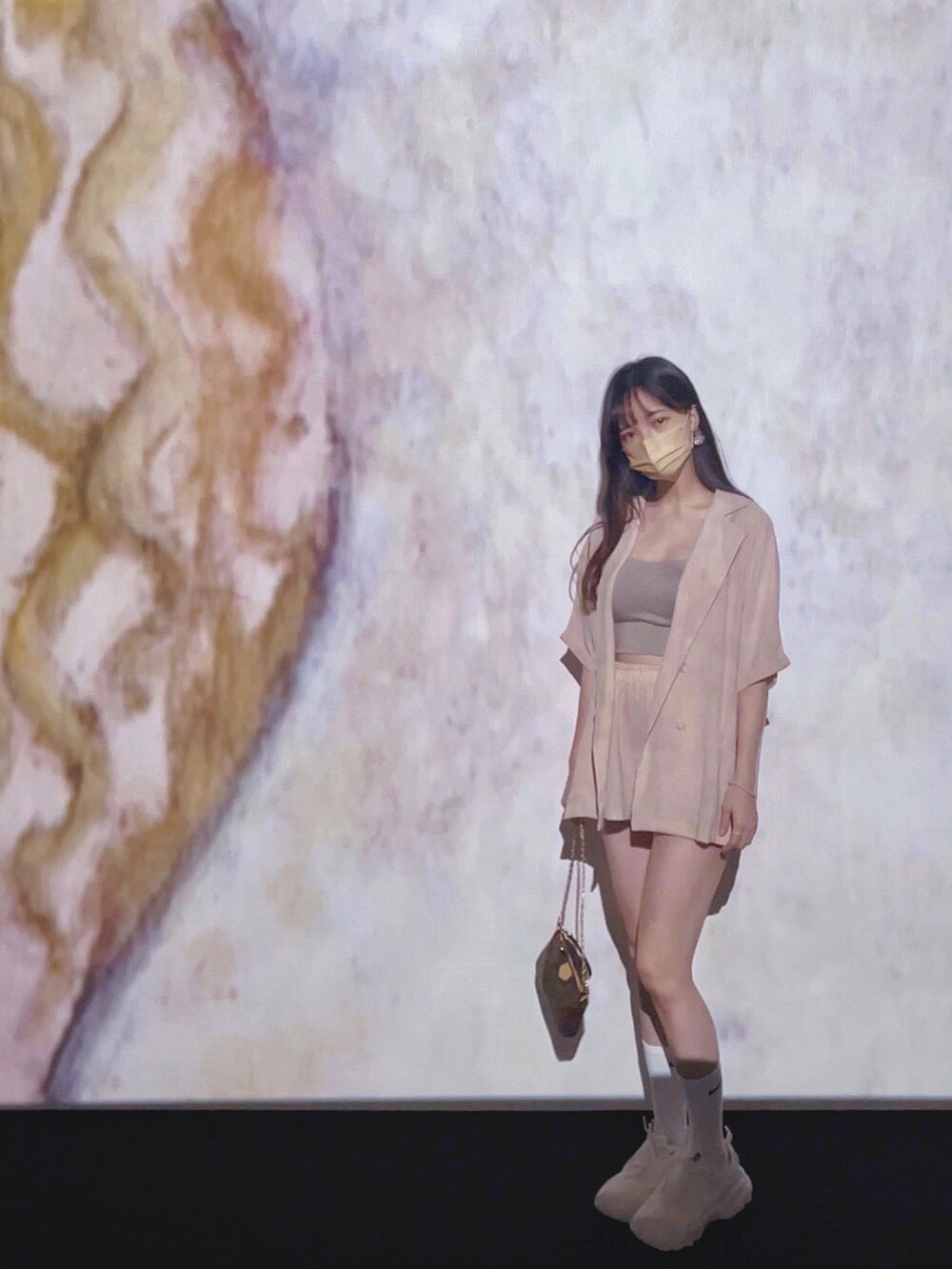 ホワイト系のスニーカー、グリーン系のハンドバッグ、その他のその他を着用したレディースの夏コーディネートの3枚目の写真