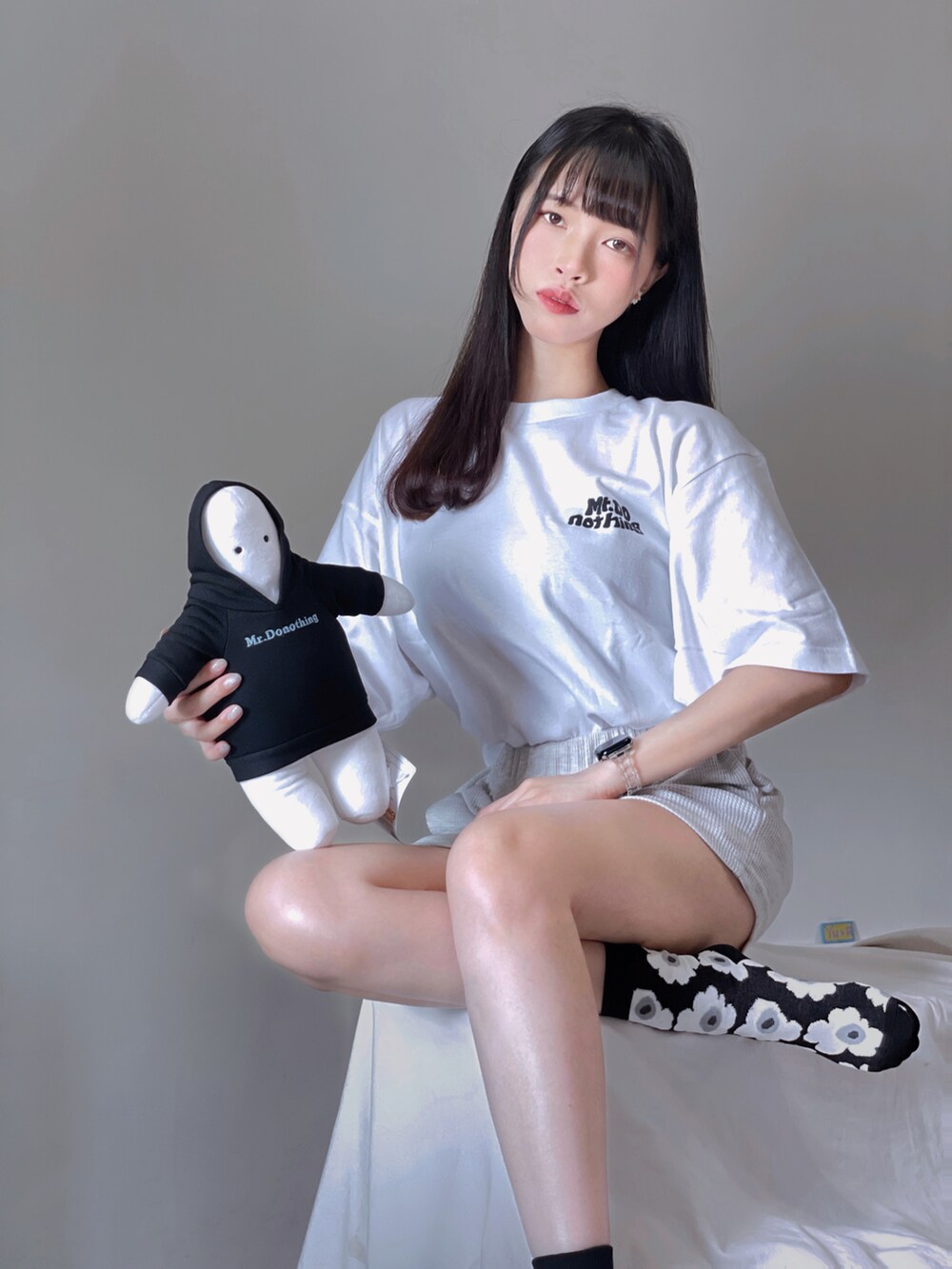 ホワイト系のTシャツ/カットソーを着用したレディースの夏コーディネートの4枚目の写真