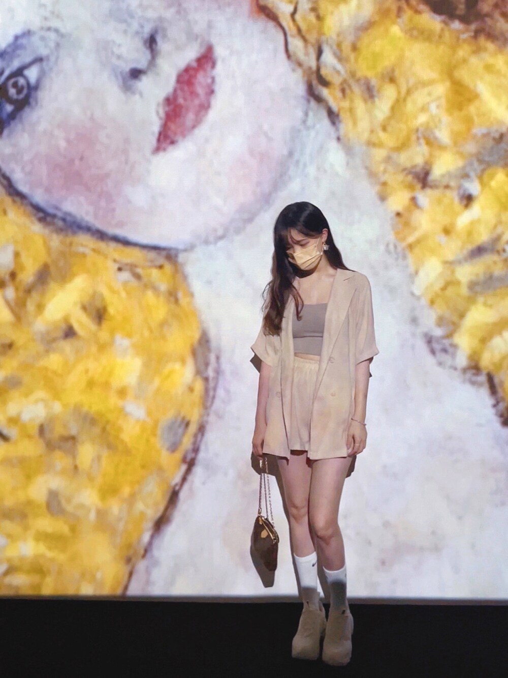 ホワイト系のスニーカー、グリーン系のハンドバッグ、その他のその他を着用したレディースの夏コーディネートの2枚目の写真