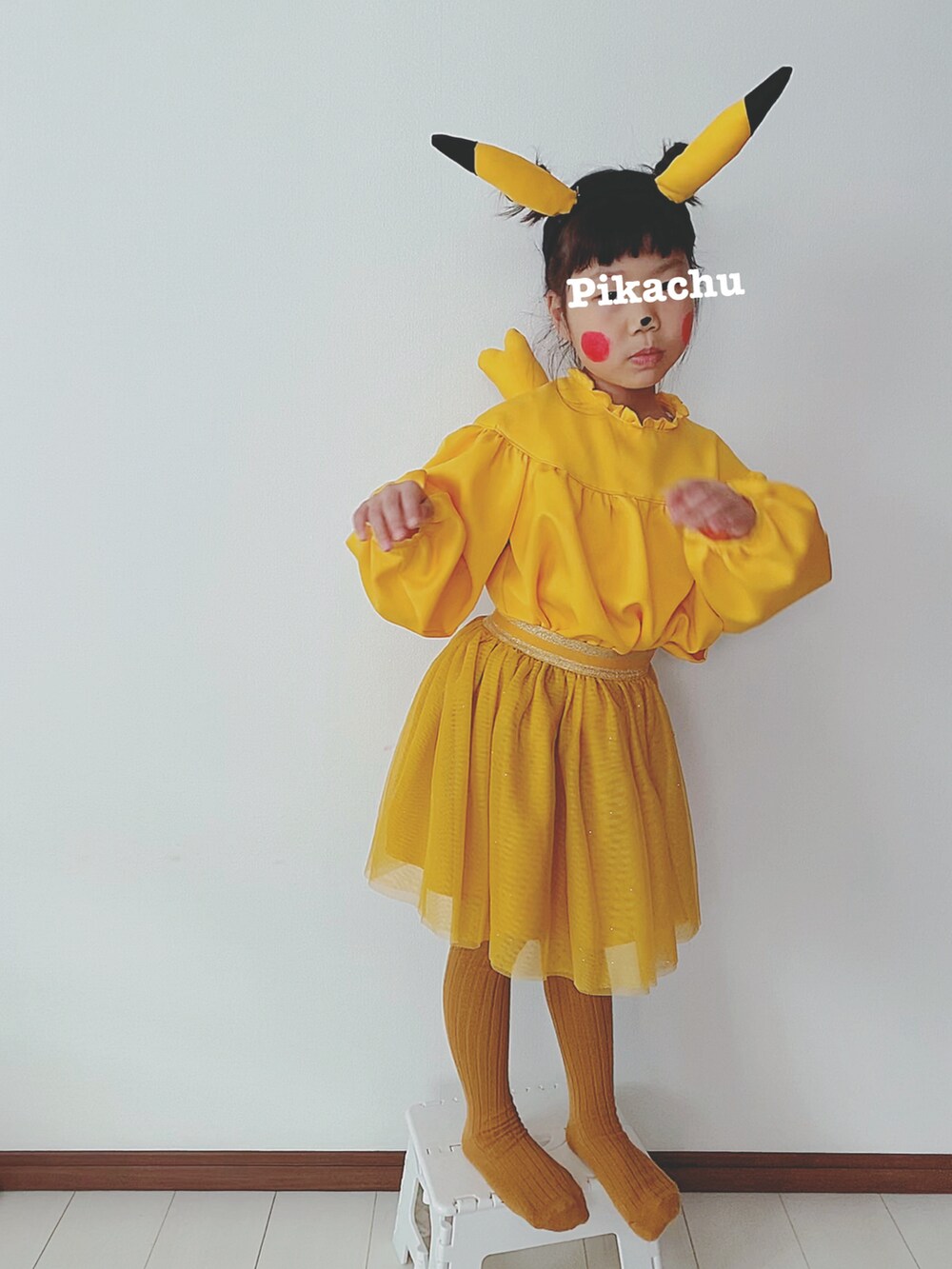 「WEARハロウィン2022、ハロウィン、ハロウィンコーデ、着回しコーデ、キッズファッション、仮装、休日スタイル、カラーコーデ、ワンカラーコーデ、ワントーンコーデ、ピカチュウ、メスのピカチュウ、ポケモン、ひとりからしいろまつり」｜「H&Mの🤘スパリゾートハワイアンズのCM直後のポーズがアロハじゃなく…🤟（スカート、イエロー系）」を使った、𓅿yzk𓅿さん（キッズ・110cm）の秋コーディネートの2枚目の写真