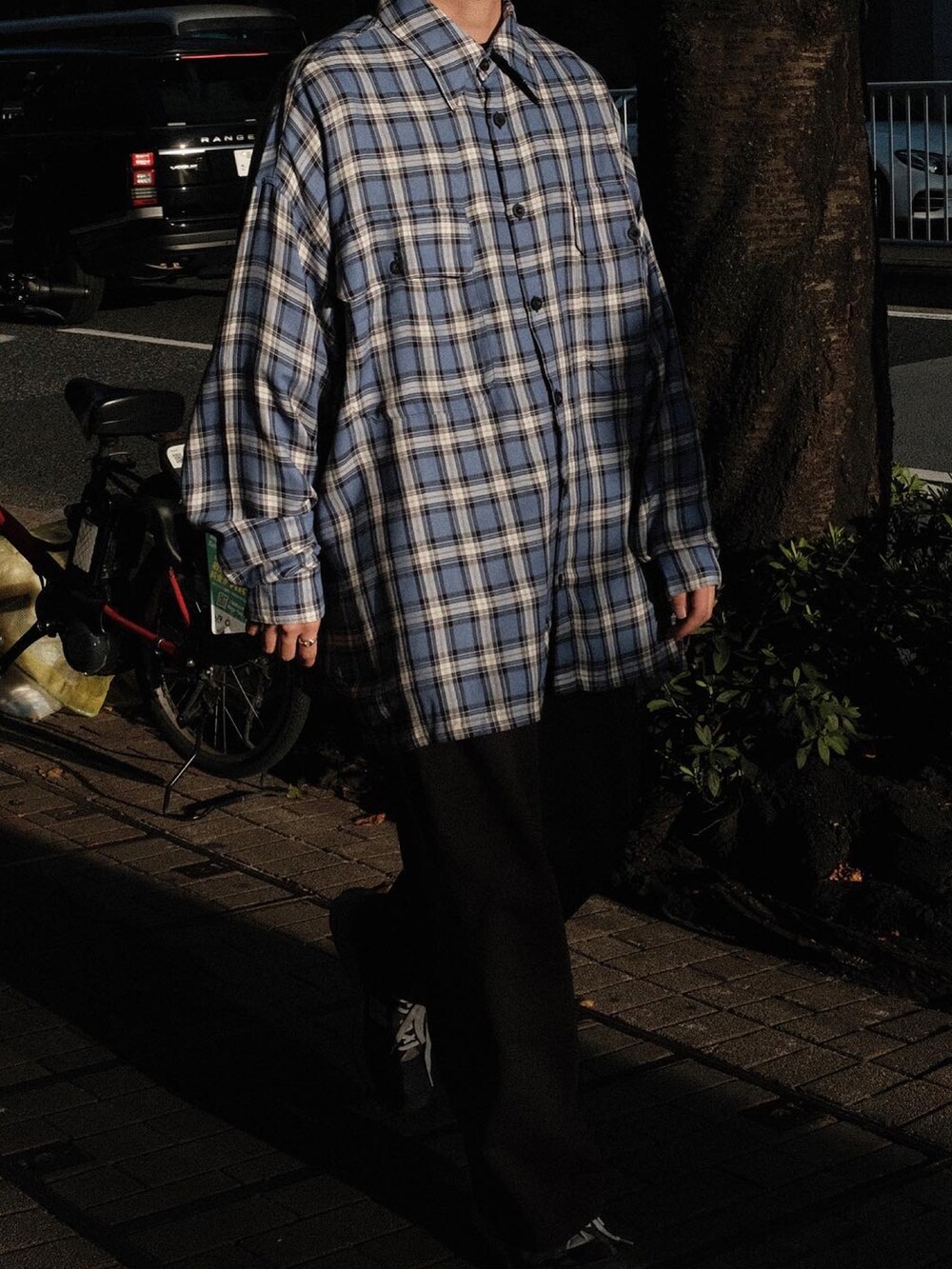 グレー系のスニーカーを着用したメンズの秋コーディネートの2枚目の写真