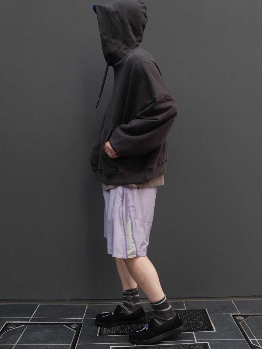 パープル系のその他パンツを着用したメンズの夏コーディネートの2枚目の写真