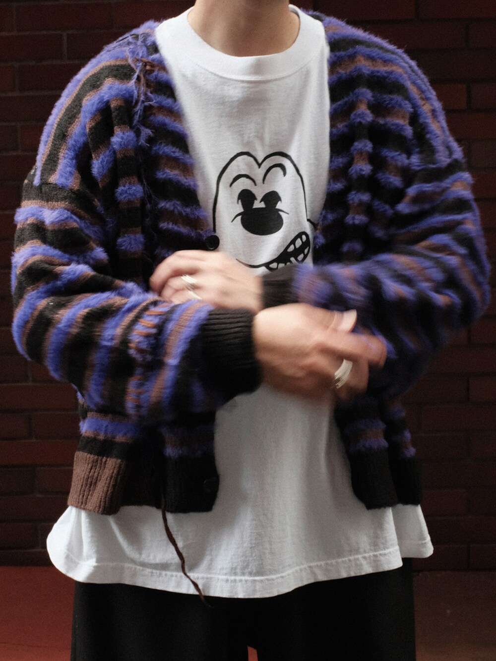 パープル系のカーディガン/ボレロを着用したメンズの秋コーディネートの2枚目の写真