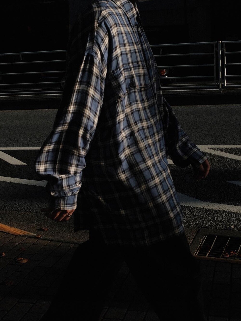 グレー系のスニーカーを着用したメンズの秋コーディネートの4枚目の写真