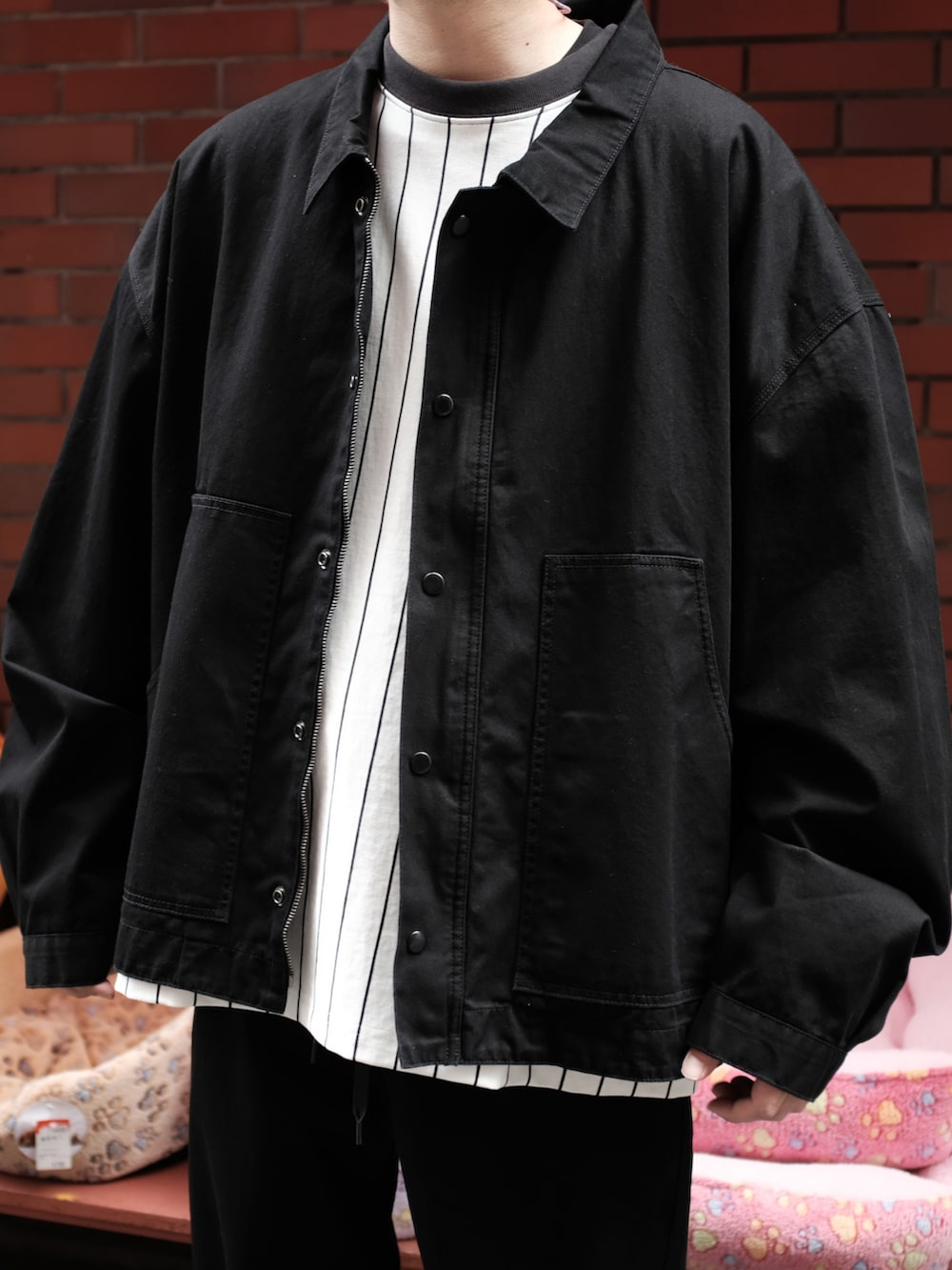 「WILLY CHAVARRIA、communitycentertokyobranch、セットアップ、ブラック、ストライプ、ワイドパンツ、オーバーサイズ、ビッグシルエット、モノトーン、シンプルコーデ、Tシャツ、レイヤードスタイル、春コーデ、セットアップスタイル、HOKAONEONE」｜「HOKAのアイテム（バレエシューズ、ブラック系）」を使った、UCHIDAさん（メンズ・175cm）の春コーディネートの2枚目の写真
