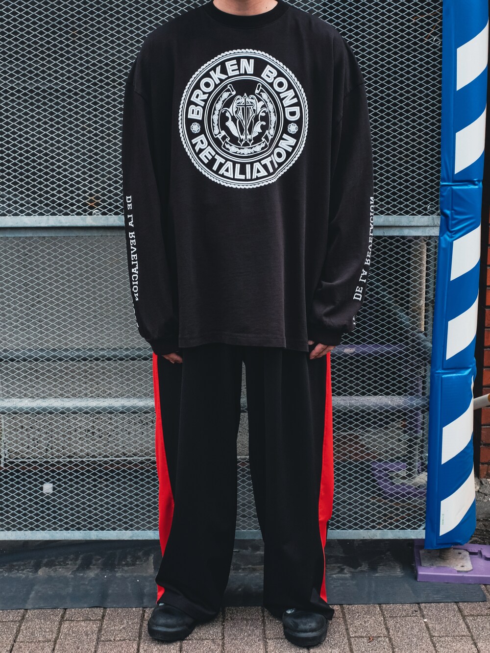 ブラック系のブーツを着用したメンズの冬コーディネートの2枚目の写真