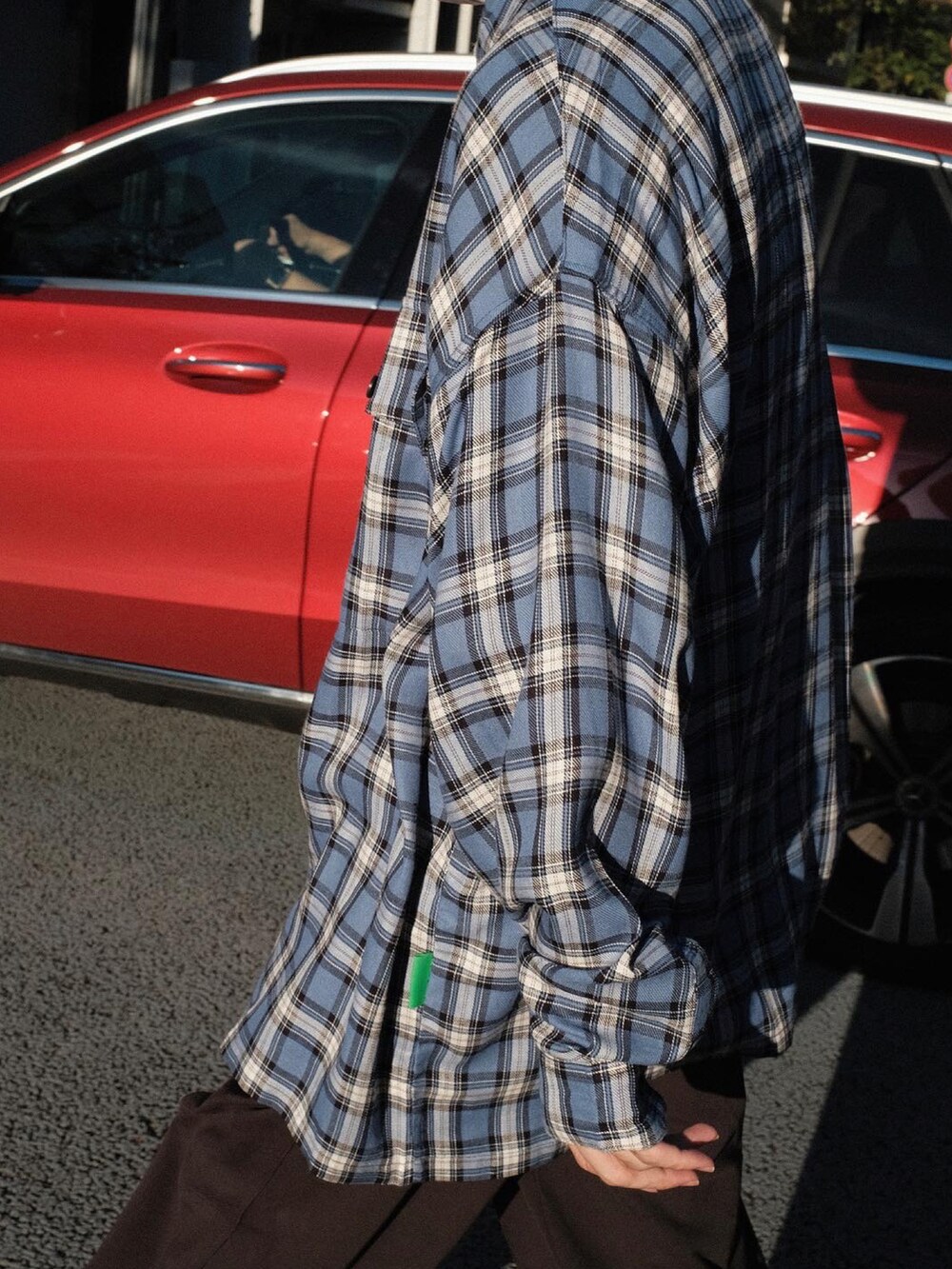 グレー系のスニーカーを着用したメンズの秋コーディネートの3枚目の写真