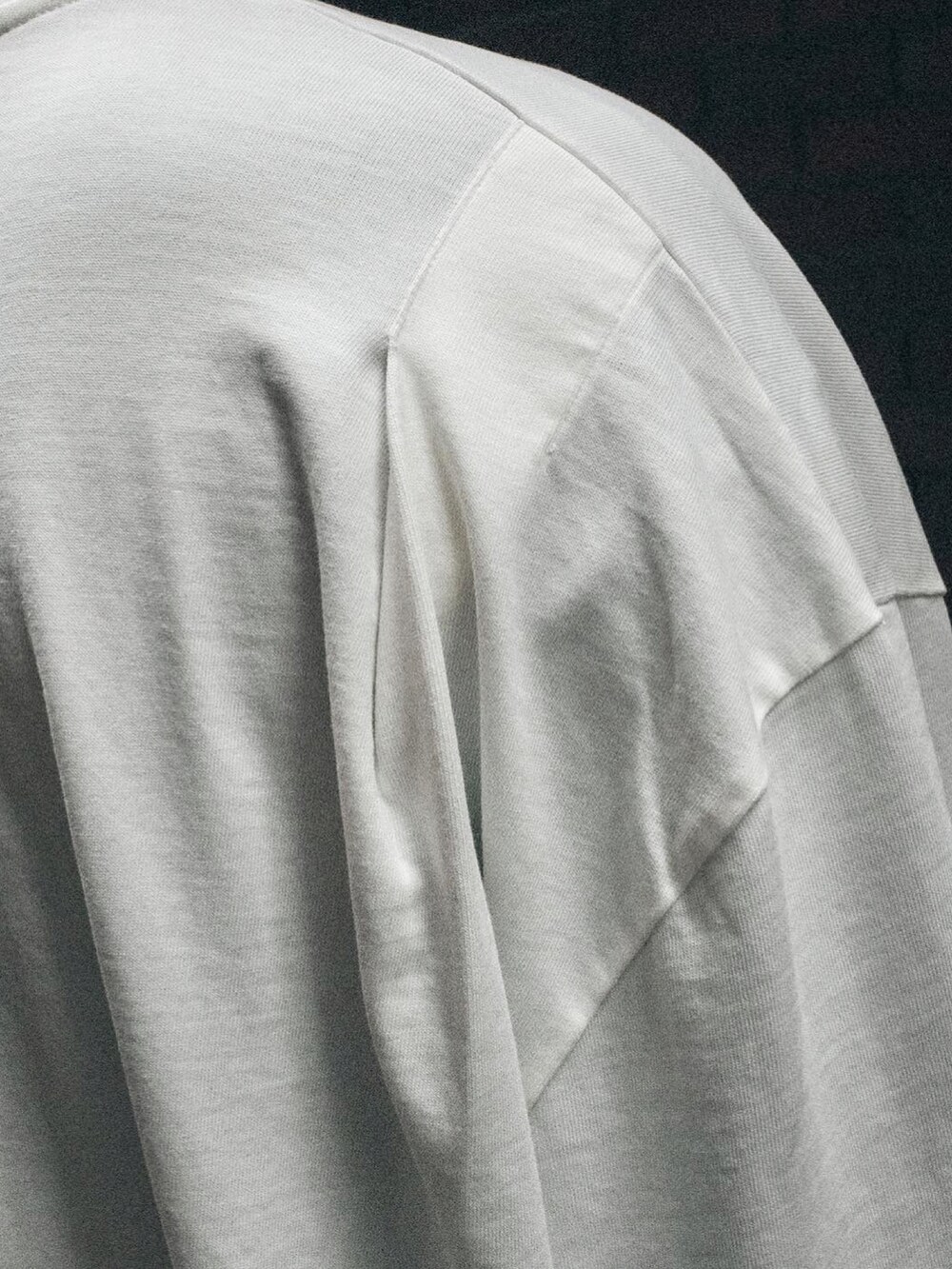 ブラック系のスリッポンを着用したメンズの秋コーディネートの3枚目の写真