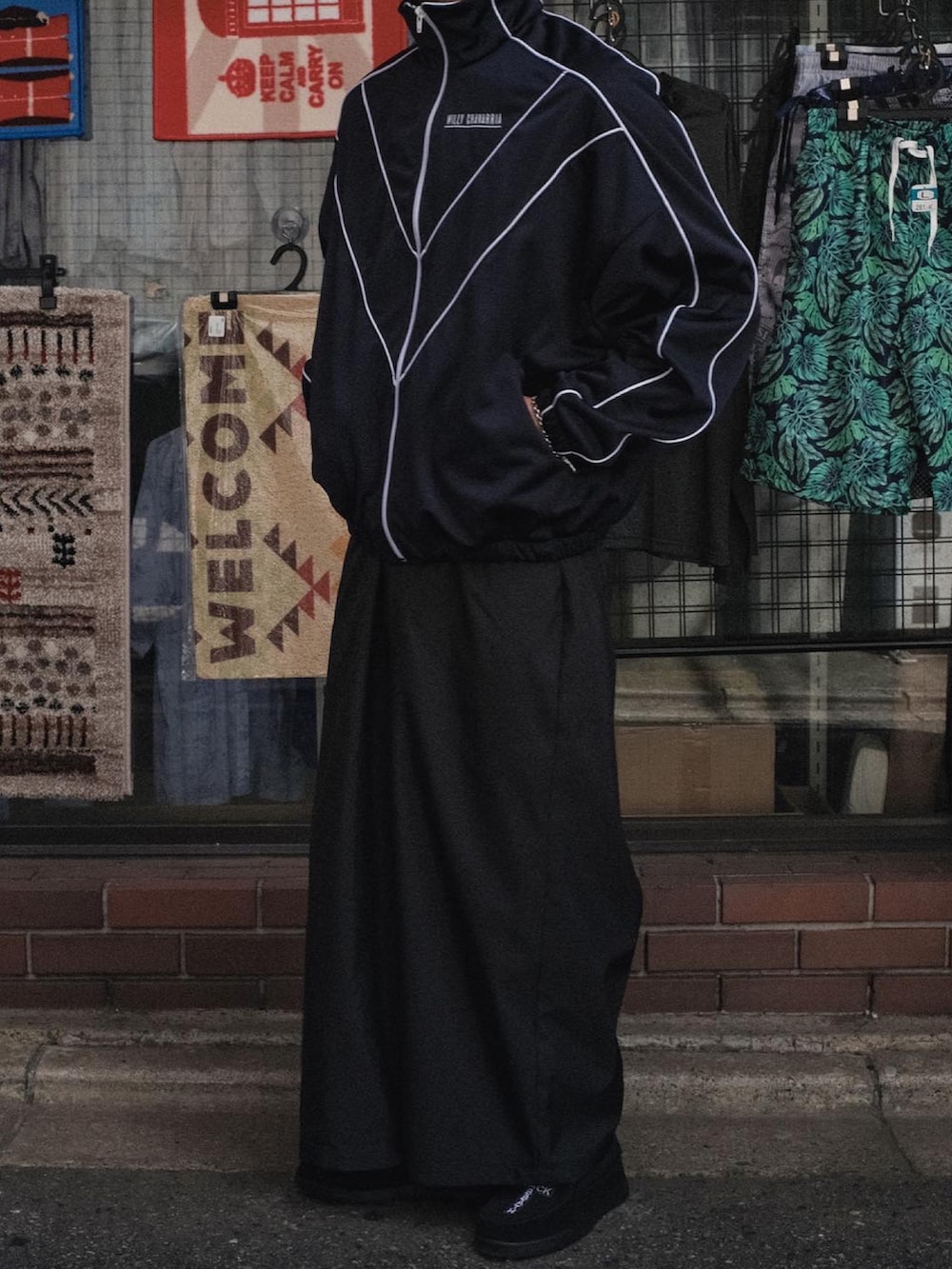 ベージュ系のラグ/マットを着用したメンズの秋コーディネートの2枚目の写真