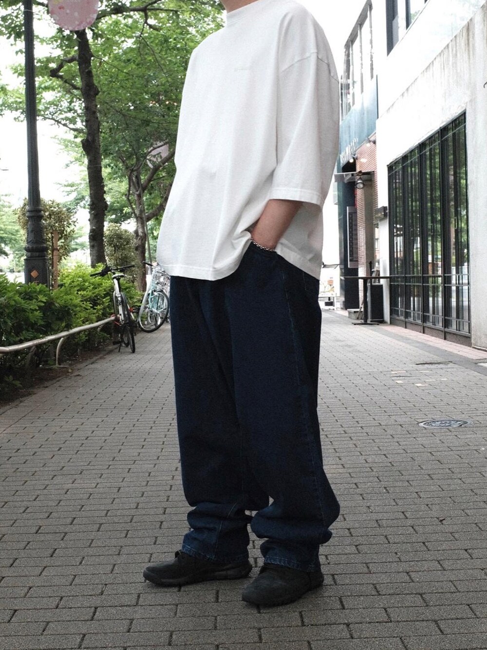 ブルー系のデニムパンツを着用したメンズの夏コーディネートの2枚目の写真