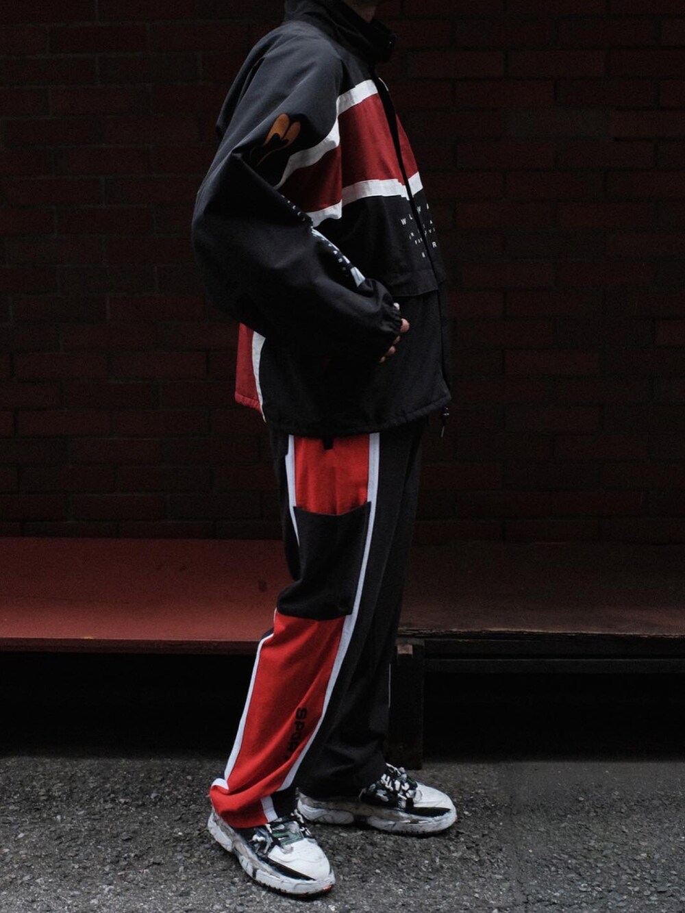 ホワイト系のスニーカーを着用したメンズの秋コーディネートの2枚目の写真