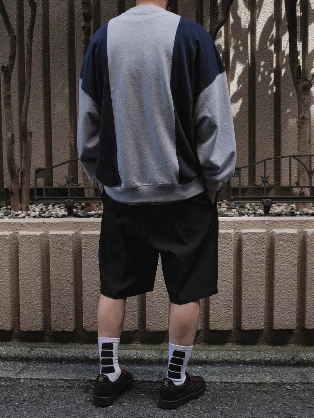 ブラック系のスニーカーを着用したメンズの秋コーディネートの2枚目の写真