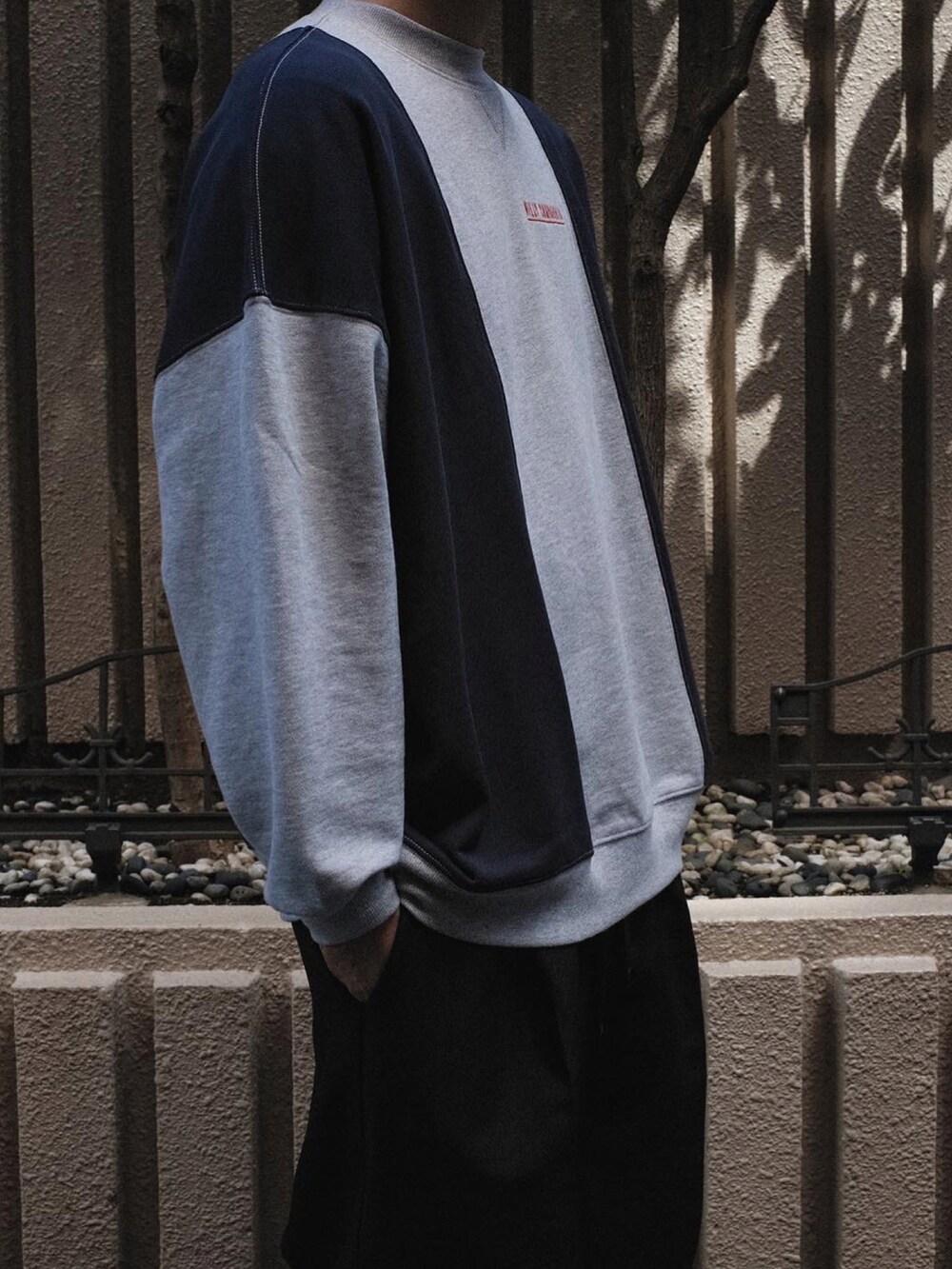 ブラック系のスニーカーを着用したメンズの秋コーディネートの3枚目の写真