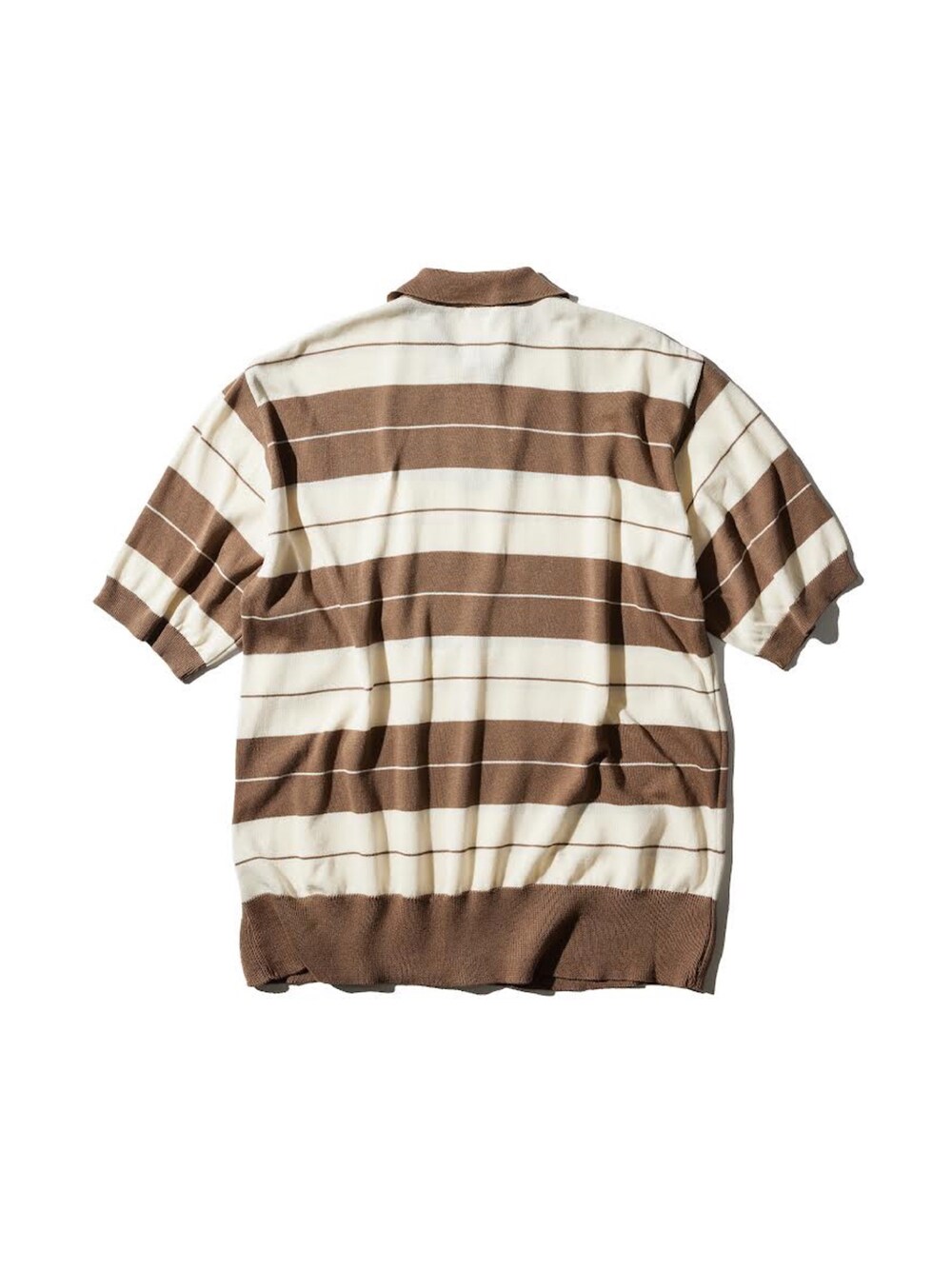 ベージュ系のポロシャツを着用したメンズの秋コーディネートの4枚目の写真