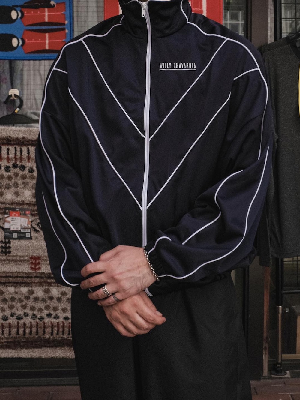 ベージュ系のラグ/マットを着用したメンズの秋コーディネートの3枚目の写真