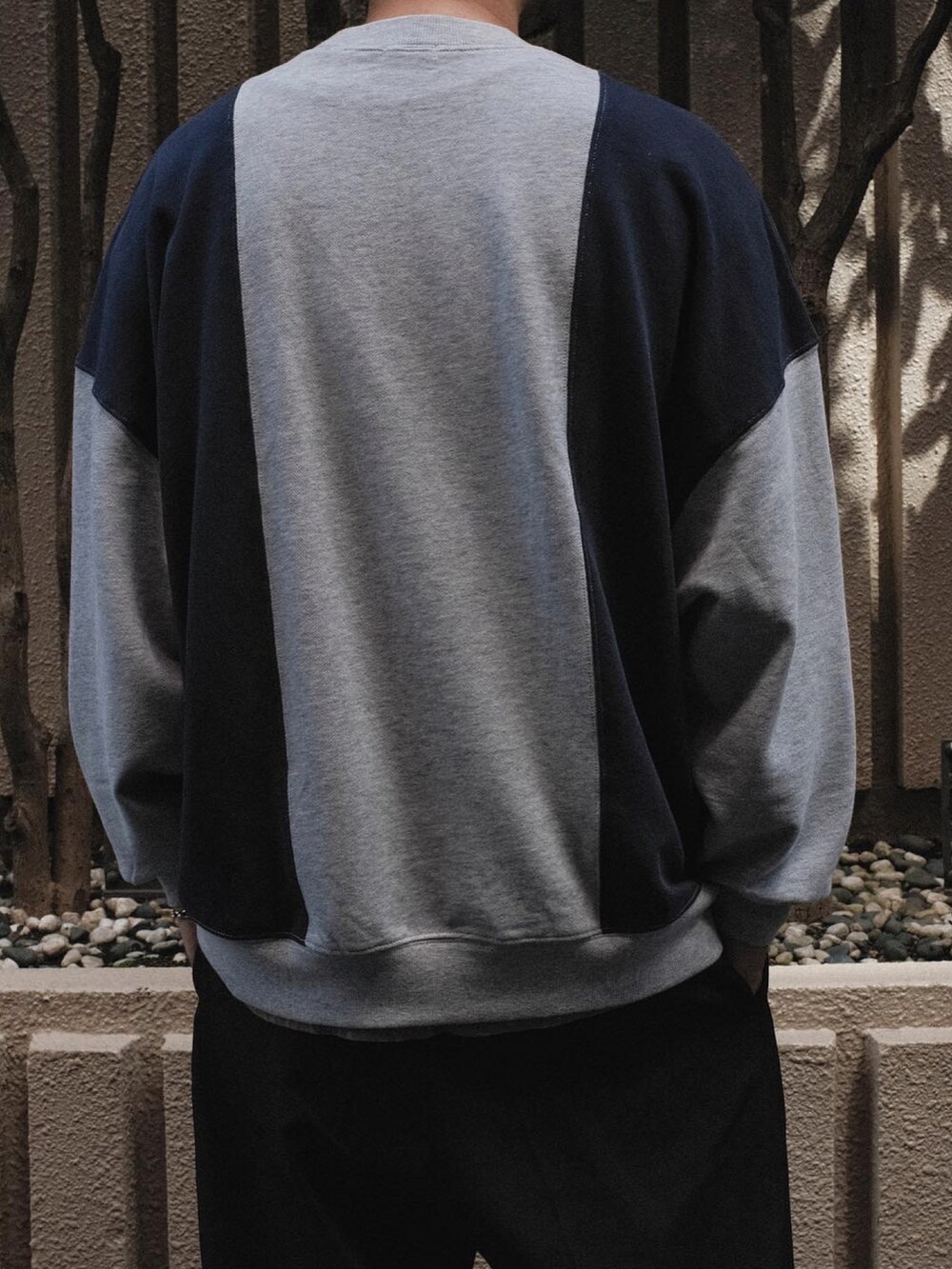 ブラック系のスニーカーを着用したメンズの秋コーディネートの4枚目の写真