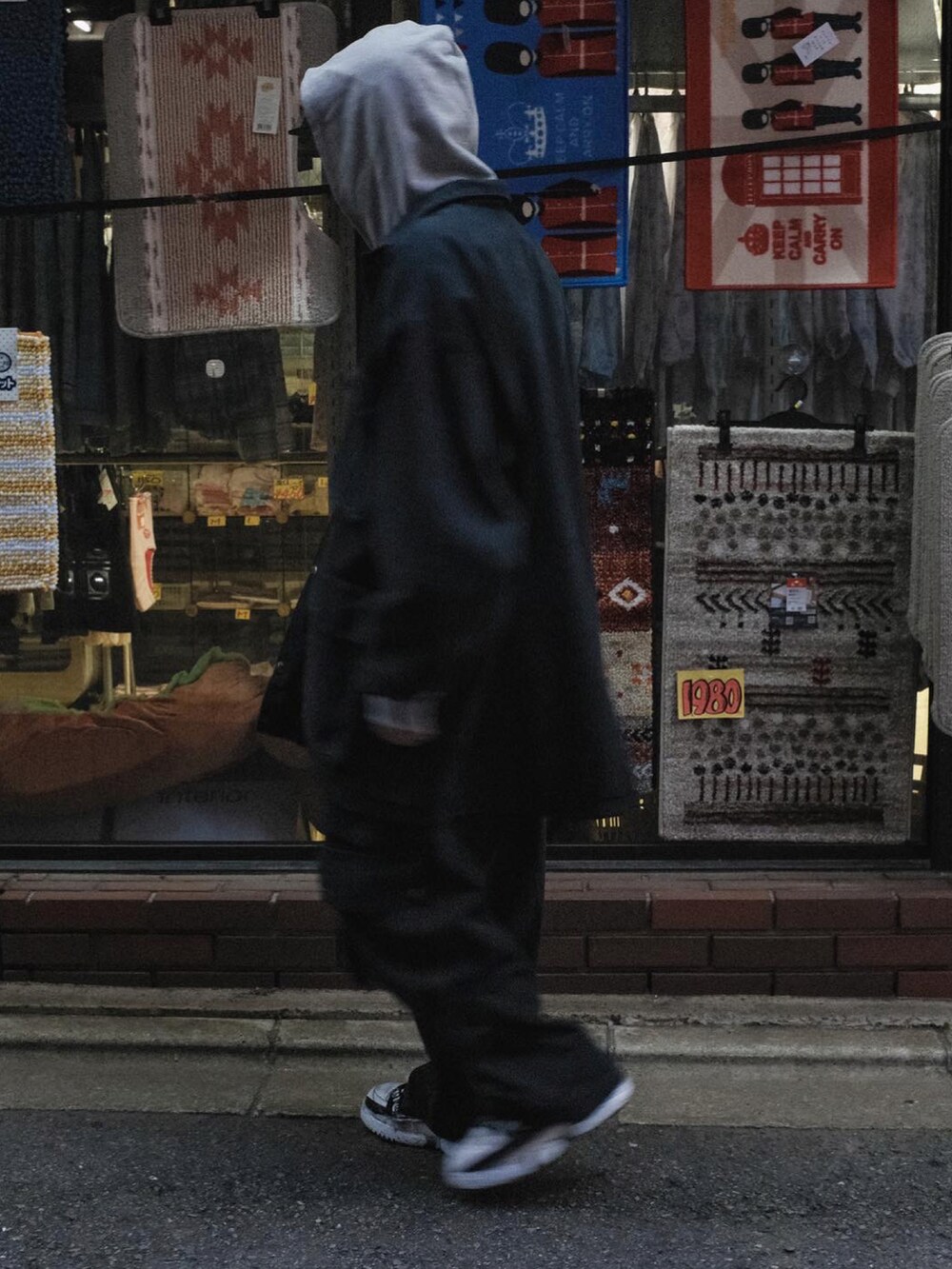 ホワイト系のスニーカーを着用したメンズの秋コーディネートの2枚目の写真