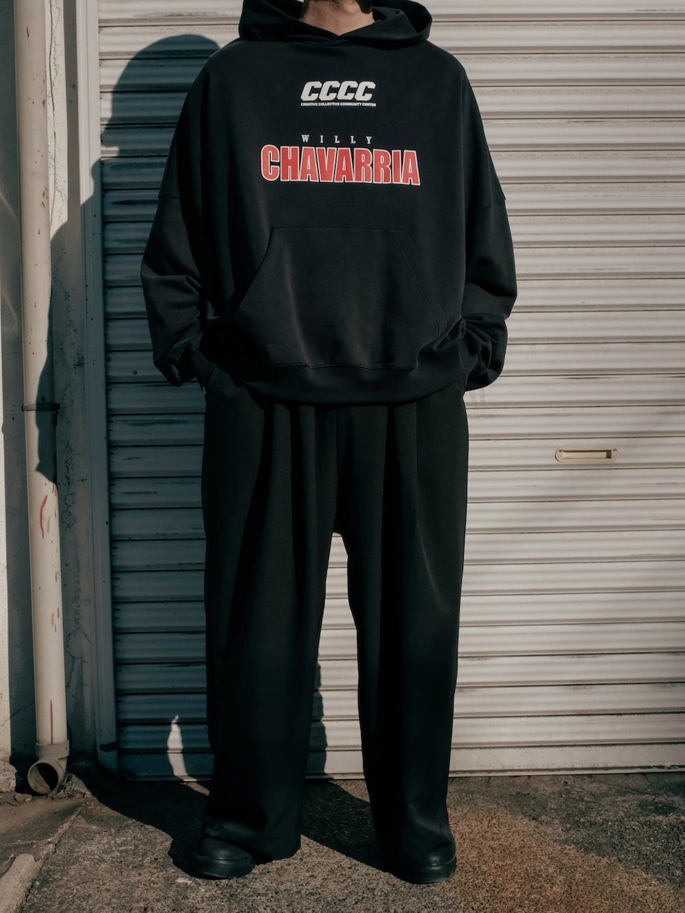 ブラック系のブーツを着用したメンズの冬コーディネートの2枚目の写真