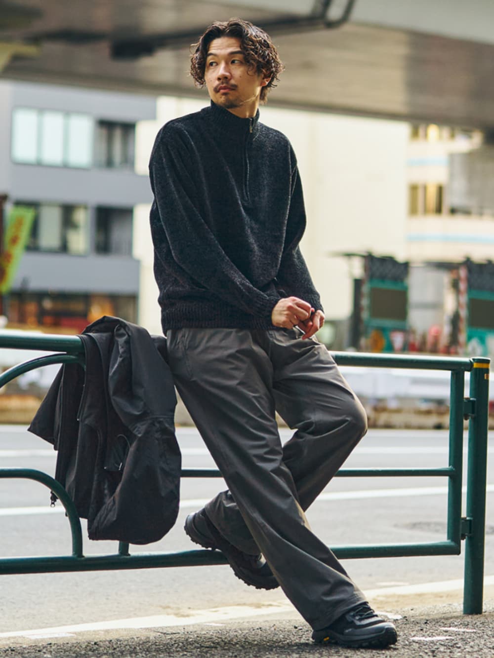 グレー系のその他パンツ、ブラック系のスニーカー、ブラック系のマウンテンパーカーを着用したメンズの秋コーディネートの2枚目の写真