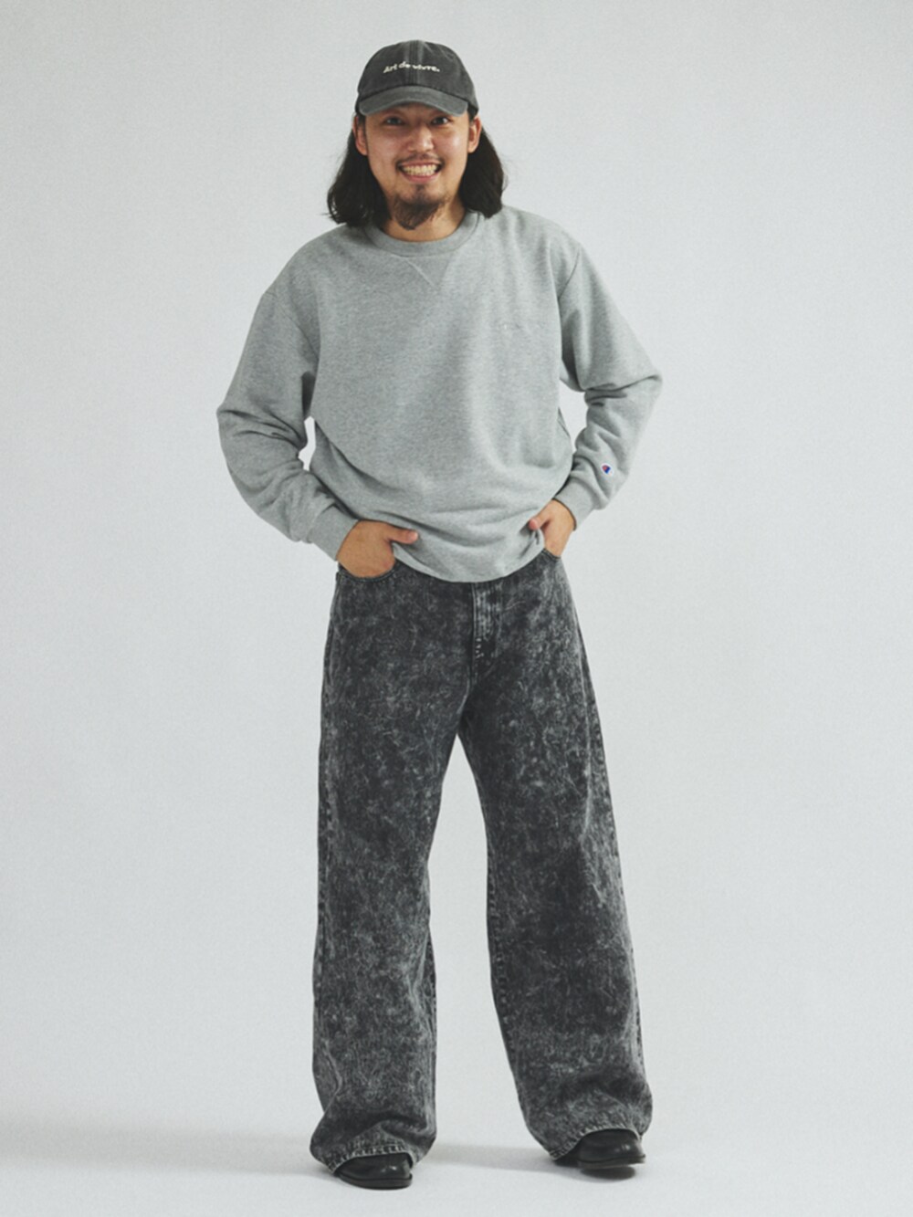 ブラック系のローファー、グレー系のスウェット、グレー系のナイロンジャケットを着用したメンズの秋コーディネートの2枚目の写真