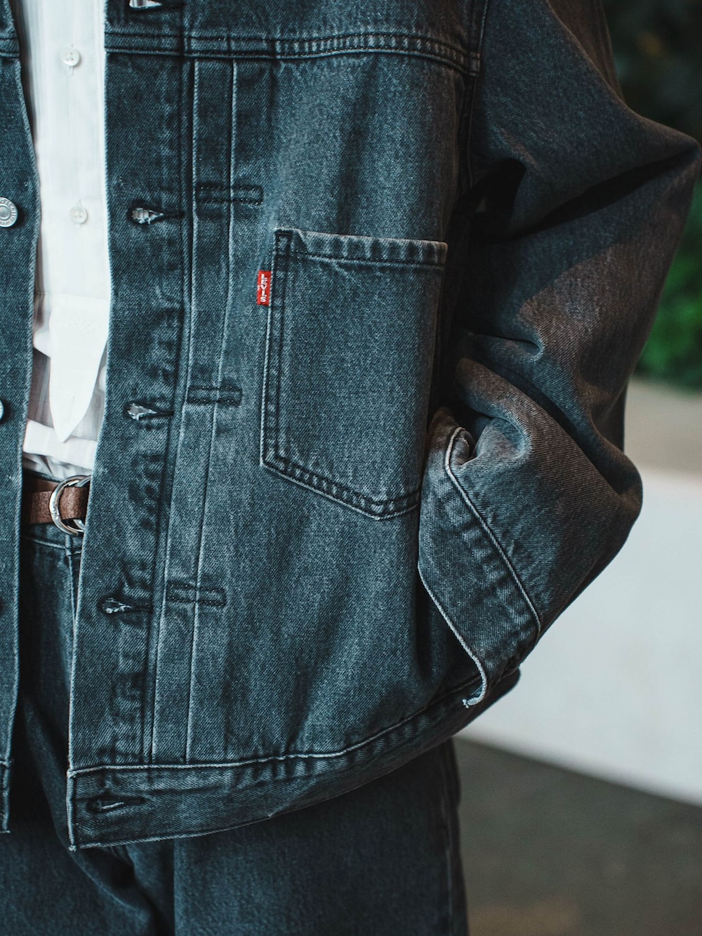 グレー系のデニムジャケット、グレー系のデニムパンツを着用したメンズの夏コーディネートの8枚目の写真