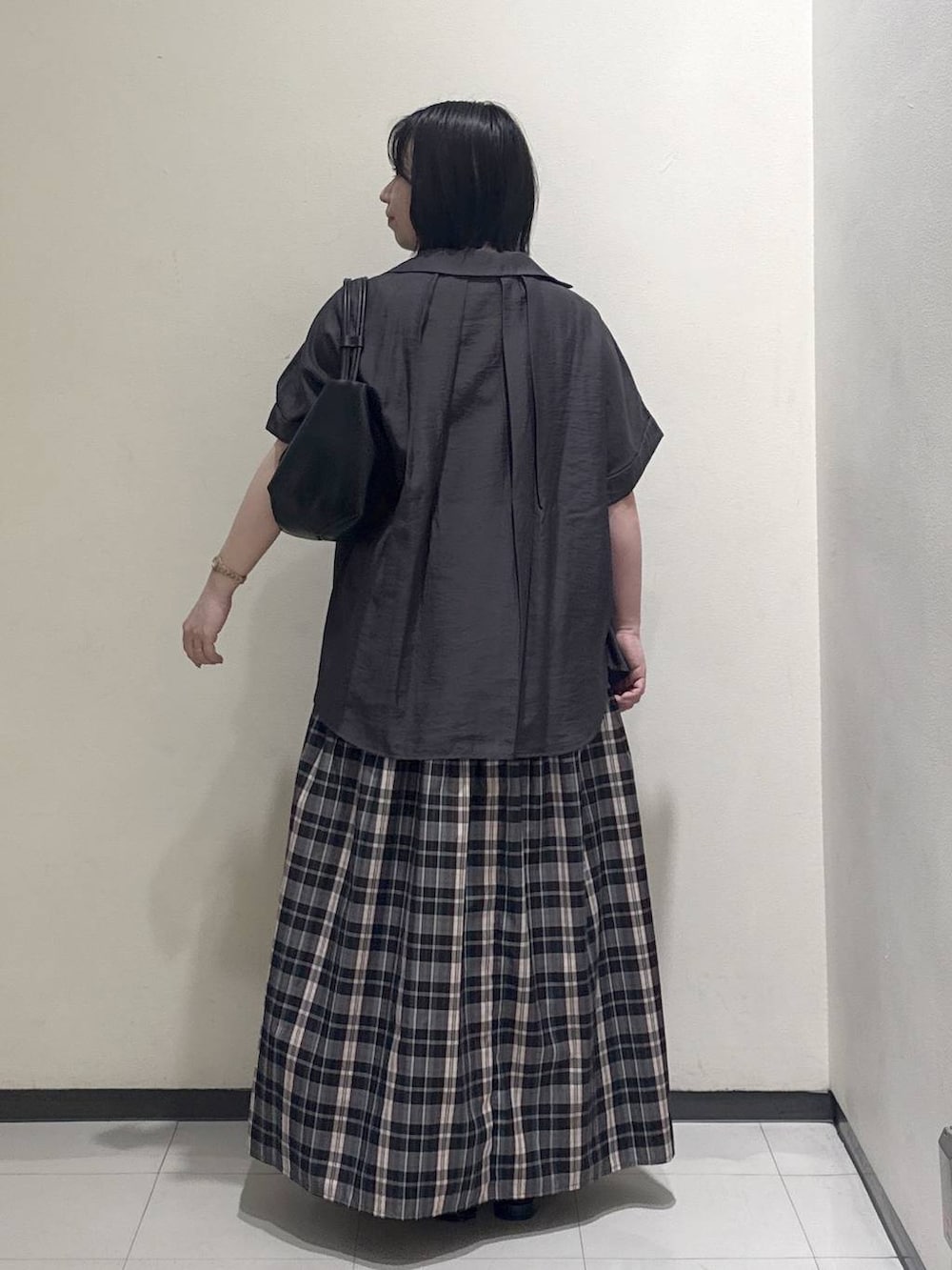 ブラック系のショルダーバッグ、グレー系のシャツ/ブラウス、パープル系のワンピースを着用したレディースの春コーディネートの3枚目の写真