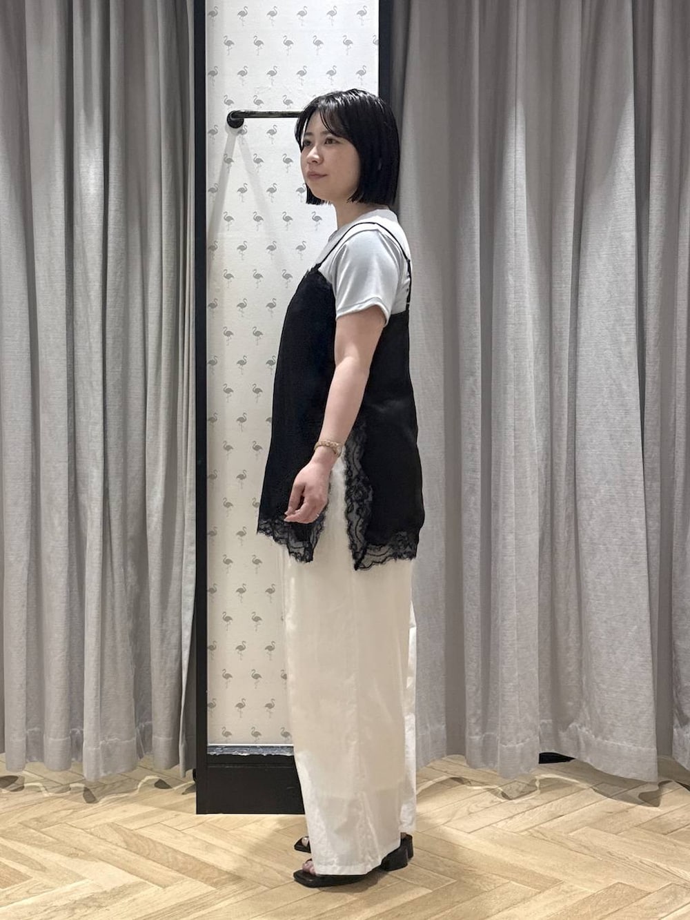 ホワイト系のその他パンツ、ブラック系のパンプス、ブルー系のTシャツ/カットソーを着用したレディースの春コーディネートの2枚目の写真