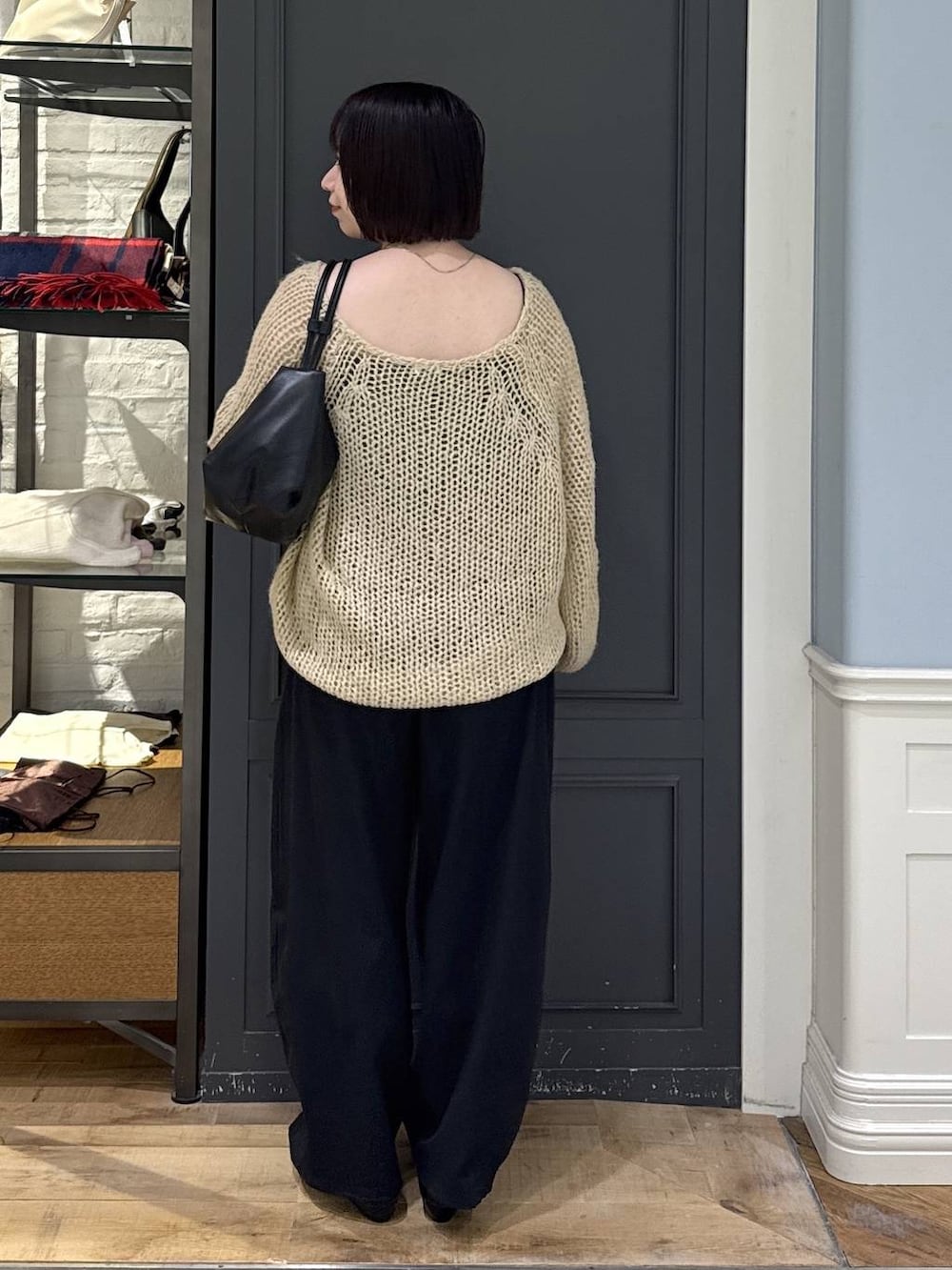 ブラック系のパンプス、ベージュ系のニット/セーター、ブラック系のショルダーバッグを着用したレディースの秋コーディネートの4枚目の写真