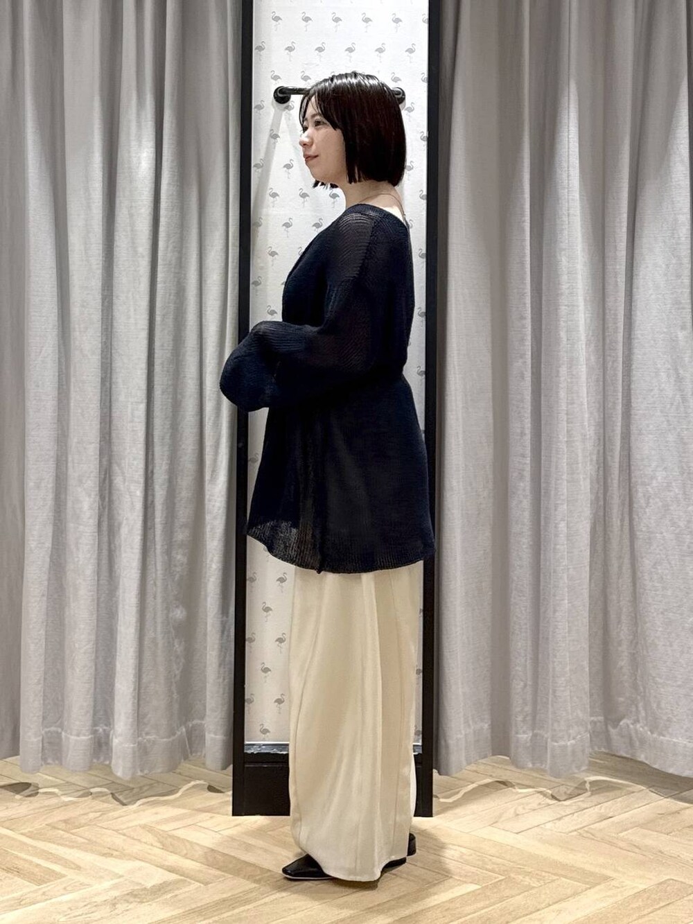 ホワイト系のその他パンツ、ブルー系のカーディガン/ボレロ、ブラック系のパンプスを着用したレディースの春コーディネートの2枚目の写真