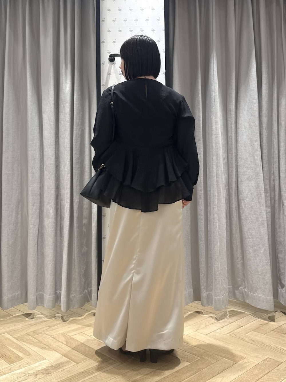 ブラック系のショルダーバッグ、ブラック系のパンプス、ブラック系のシャツ/ブラウスを着用したレディースの春コーディネートの3枚目の写真