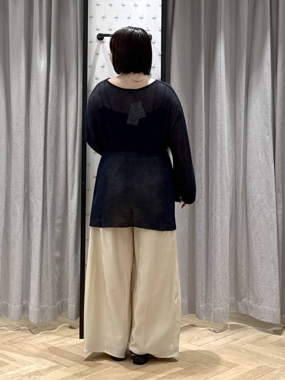 ホワイト系のその他パンツ、ブルー系のカーディガン/ボレロ、ブラック系のパンプスを着用したレディースの春コーディネートの3枚目の写真