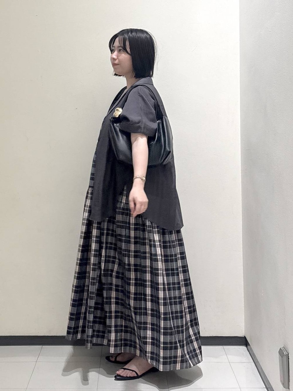 ブラック系のショルダーバッグ、グレー系のシャツ/ブラウス、パープル系のワンピースを着用したレディースの春コーディネートの2枚目の写真