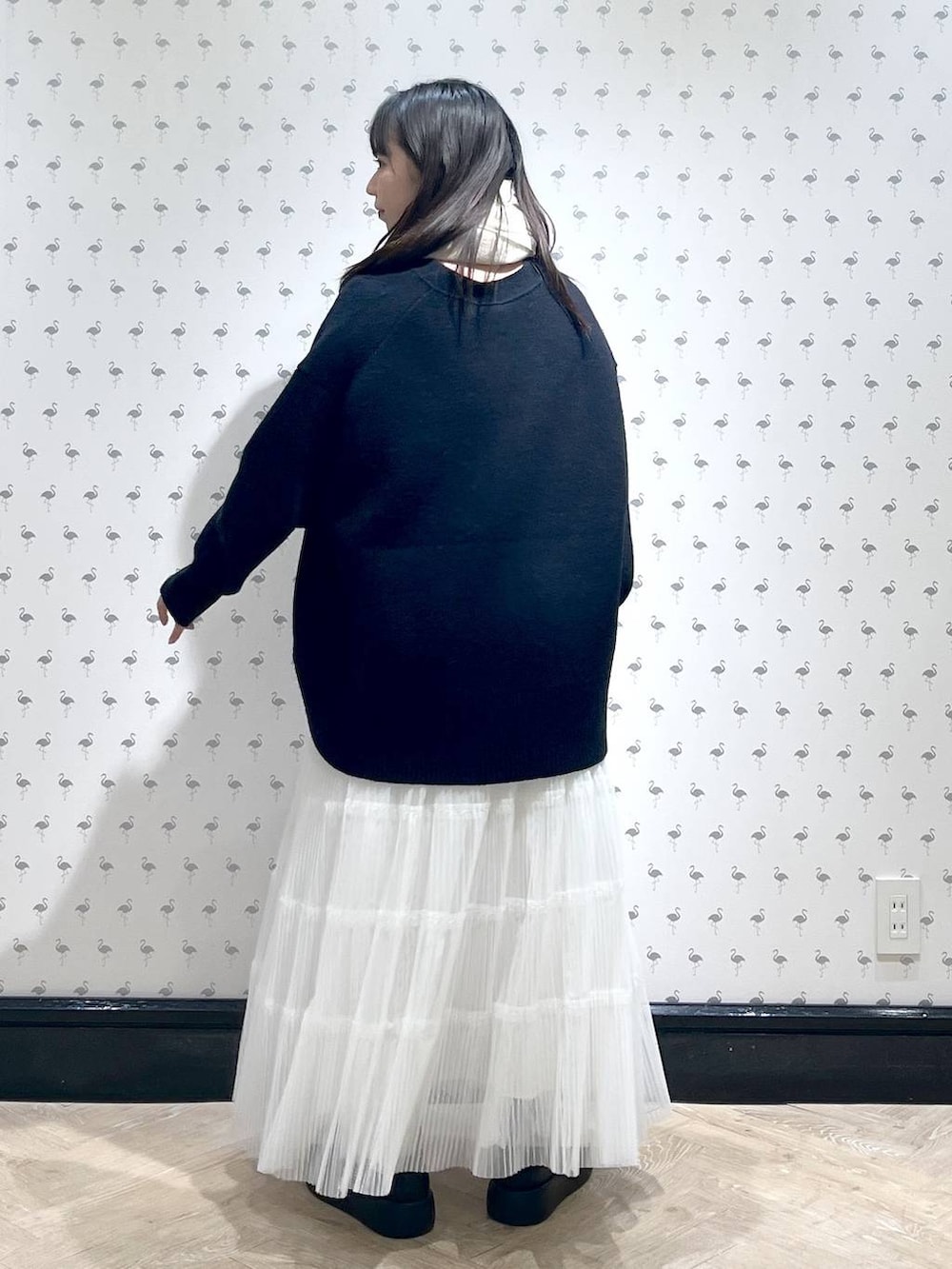 ホワイト系のスカート、ブルー系のカーディガン/ボレロ、ベージュ系のストール/ショールを着用したレディースの冬コーディネートの3枚目の写真