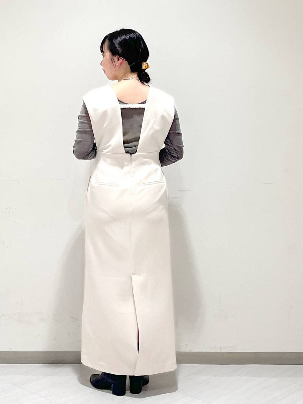 「体型カバー、カジュアル、ワントーン、SNAP_apart by lowrys、apart by lowrys、おでかけ、秋コーデ」｜「A part byのＶギャザージャンスカ（ジャンパースカート、ホワイト系）」を使った、さちさん（レディース・155cm）の秋コーディネートの3枚目の写真