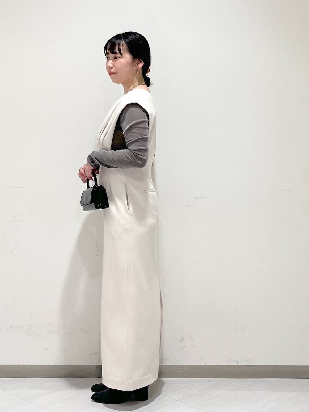 「体型カバー、カジュアル、ワントーン、SNAP_apart by lowrys、apart by lowrys、おでかけ、秋コーデ」｜「A part byのＶギャザージャンスカ（ジャンパースカート、ホワイト系）」を使った、さちさん（レディース・155cm）の秋コーディネートの2枚目の写真