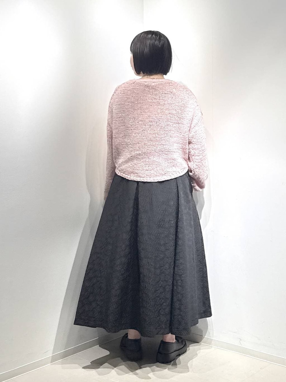 ブラック系のローファー、ピンク系のカーディガン/ボレロ、ブラック系のスカートを着用したレディースの冬コーディネートの3枚目の写真