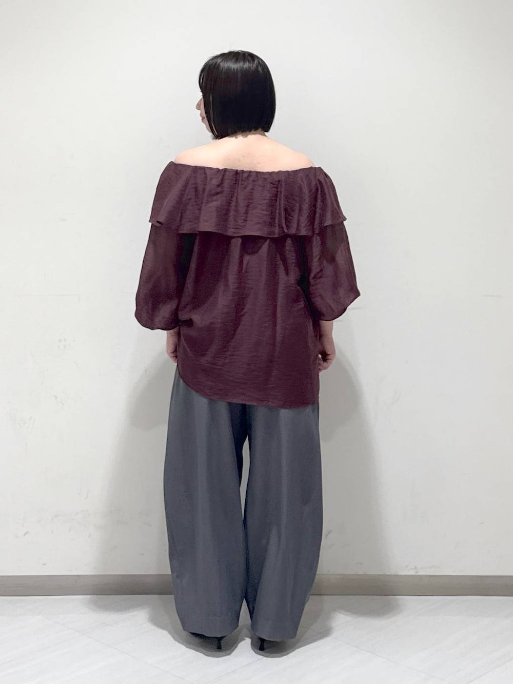 「体型カバー、カジュアル、ワントーン、SNAP_apart by lowrys、apart by lowrys、おでかけ、秋コーデ」｜「A part byのスラックスコクーンボリュームパンツ（スラックス、グレー系）」を使った、さちさん（レディース・155cm）の秋コーディネートの3枚目の写真